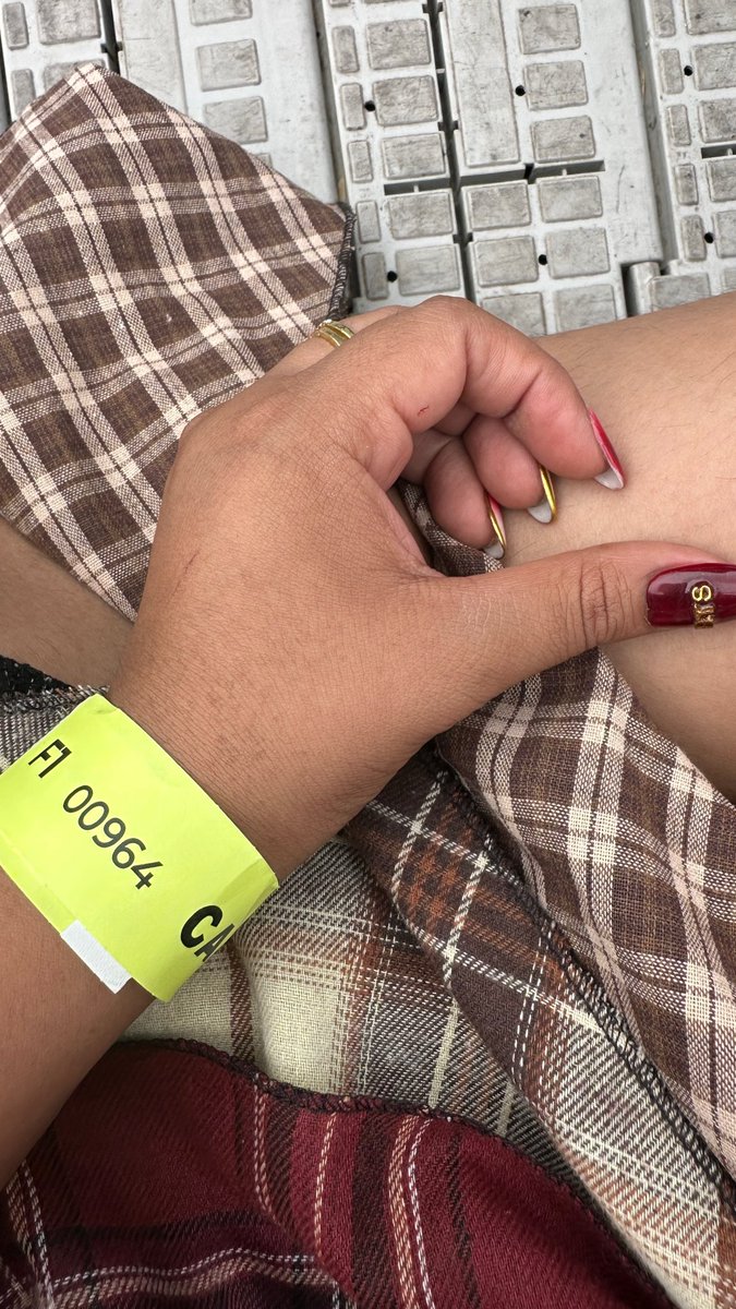 Charlotmar37598's tweet photo. Un miércoles como hoy yo estaba en la fila de campo b esperando para entrar y finalmente ver a BTS😭😭😭😭 

Qué número fueron armys https://t.co/vJ5TsOPBLn