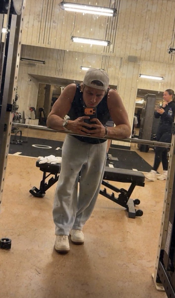 redbullvictim_'s tweet photo. Liam posting thirst traps instead of taking care of his kid #deadbeat https://t.co/lnsUAAo0GG
