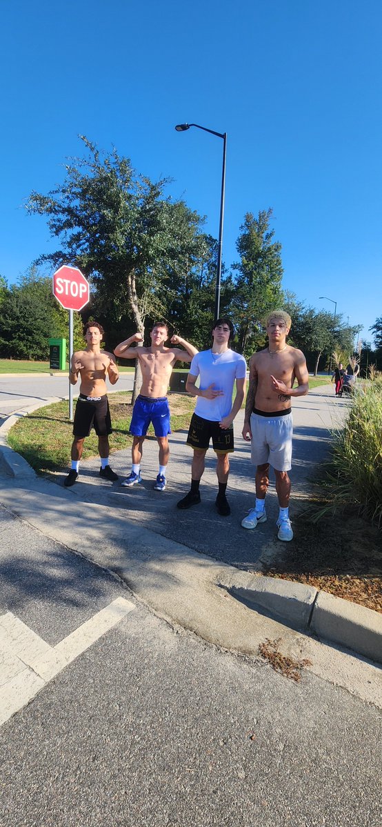 CoachValottoF's tweet photo. Started the day with some competitive conditioning outside.

Short relay work, a little track, and a nice competition.

Good way to change the environment and keep the energy high. 🏃‍♂️🏀

#preseason #2ndweek https://t.co/CqQKuchi4c