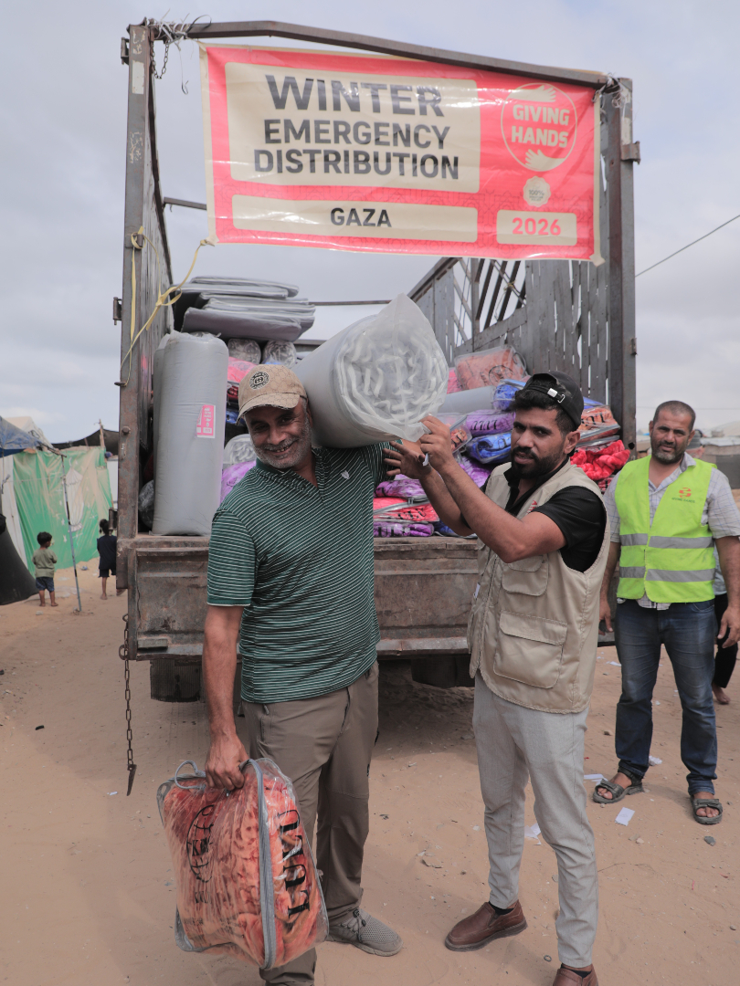 givinghandsca's tweet photo. No family should sleep on the cold ground. 💔
Through the distribution of mattresses and blankets in Gaza, Giving Hands is helping displaced families find a little comfort during the approaching winter.
🔗 https://t.co/oB5gwdm84g
#WinterAid #HumanitarianAid #GivingHands https://t.co/GrIN3vZZD8