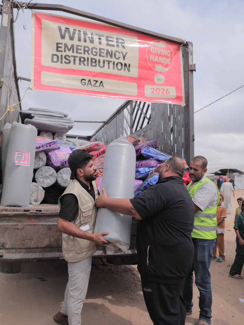 givinghandsca's tweet photo. No family should sleep on the cold ground. 💔
Through the distribution of mattresses and blankets in Gaza, Giving Hands is helping displaced families find a little comfort during the approaching winter.
🔗 https://t.co/oB5gwdm84g
#WinterAid #HumanitarianAid #GivingHands https://t.co/GrIN3vZZD8