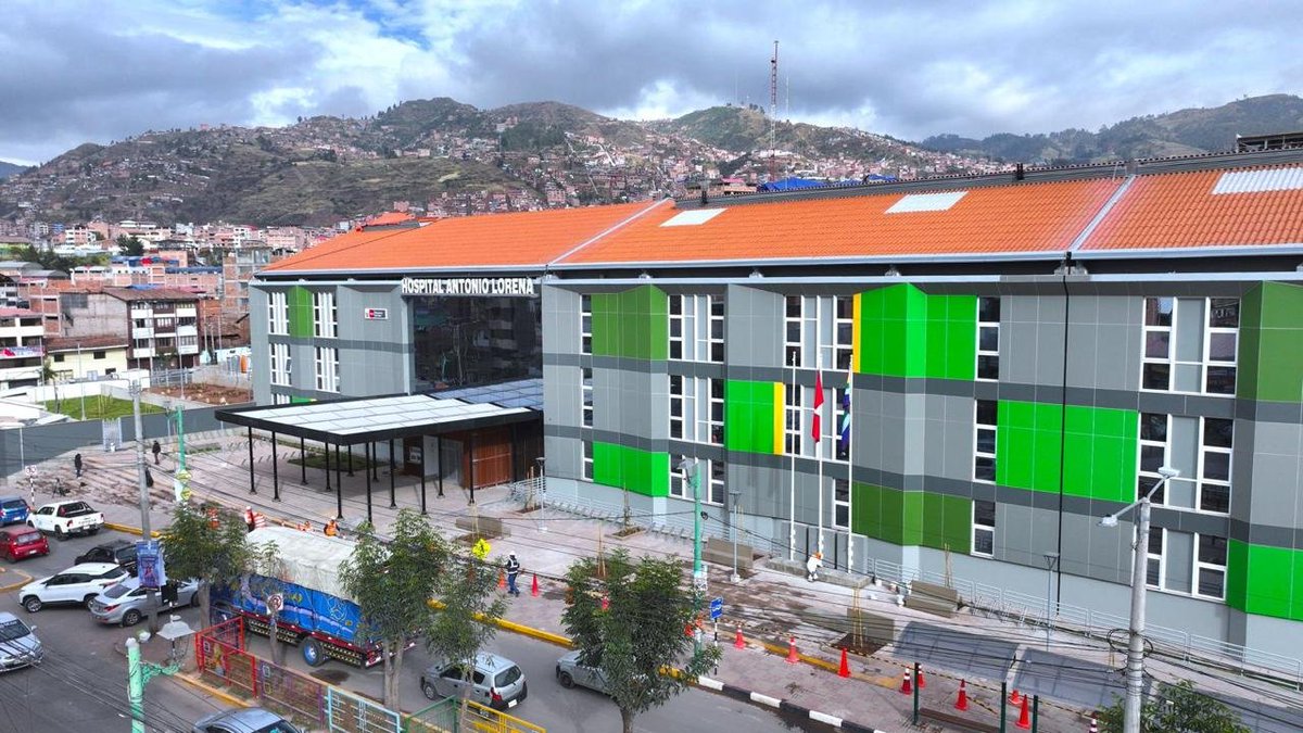 Minsa_Peru's tweet photo. 🏥 ¡Supervisamos los avances del Hospital Antonio Lorena para su próxima entrega a la población cusqueña!

El ministro de Salud, Luis Dyer, visitó el establecimiento para supervisar la ejecución del proyecto y conocer los avances de esta obra, que permitirá ampliar la capacidad de atención especializada en Cusco.

✅ Durante el recorrido, visitó los ambientes del hospital y recibió información sobre el avance de la infraestructura, el equipamiento médico y los trabajos pendientes para su culminación, con miras a concretar la entrega de este establecimiento.