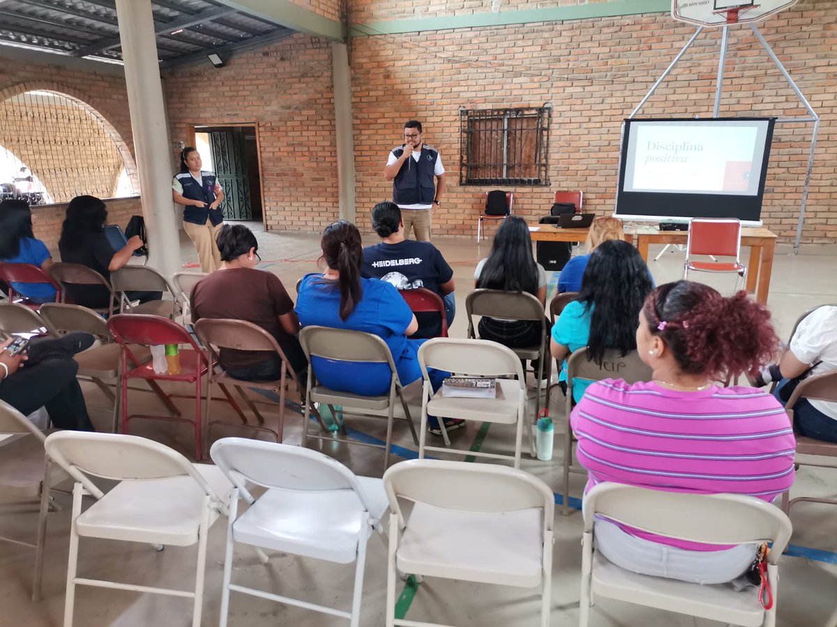 CONADEH's tweet photo. 1/3 La Delegación Regional Centro Oriente y la Defensoría de la Niñez del #CONADEH realizaron una jornada de capacitación al personal de la Institución Residencial de Cuidado Alternativo (IRCA Enmanuel) con sede en el municipio de Guaymaca, Francisco Morazán. https://t.co/NwMAN5wrJW