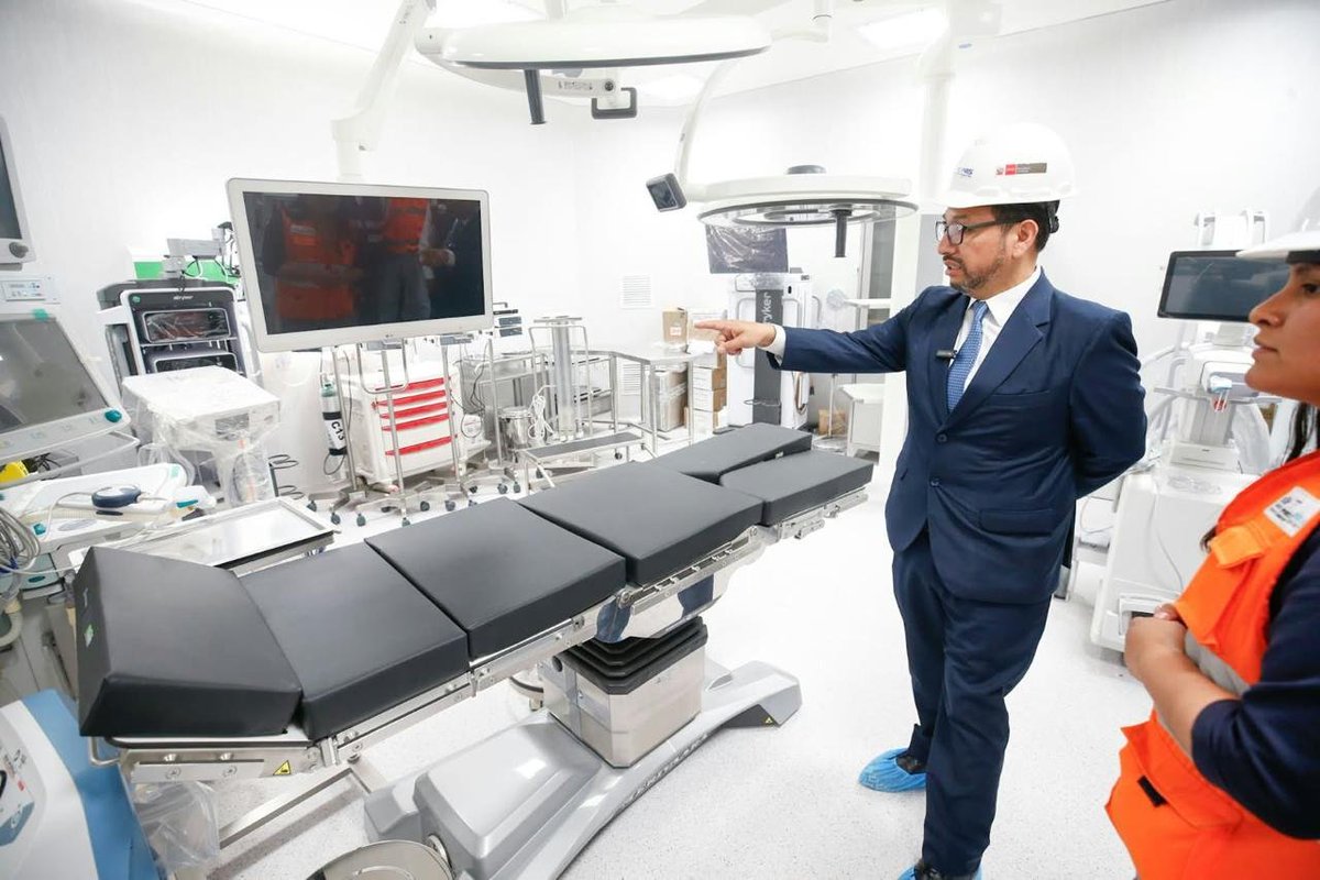 Minsa_Peru's tweet photo. 🏥 ¡Supervisamos los avances del Hospital Antonio Lorena para su próxima entrega a la población cusqueña!

El ministro de Salud, Luis Dyer, visitó el establecimiento para supervisar la ejecución del proyecto y conocer los avances de esta obra, que permitirá ampliar la capacidad de atención especializada en Cusco.

✅ Durante el recorrido, visitó los ambientes del hospital y recibió información sobre el avance de la infraestructura, el equipamiento médico y los trabajos pendientes para su culminación, con miras a concretar la entrega de este establecimiento.