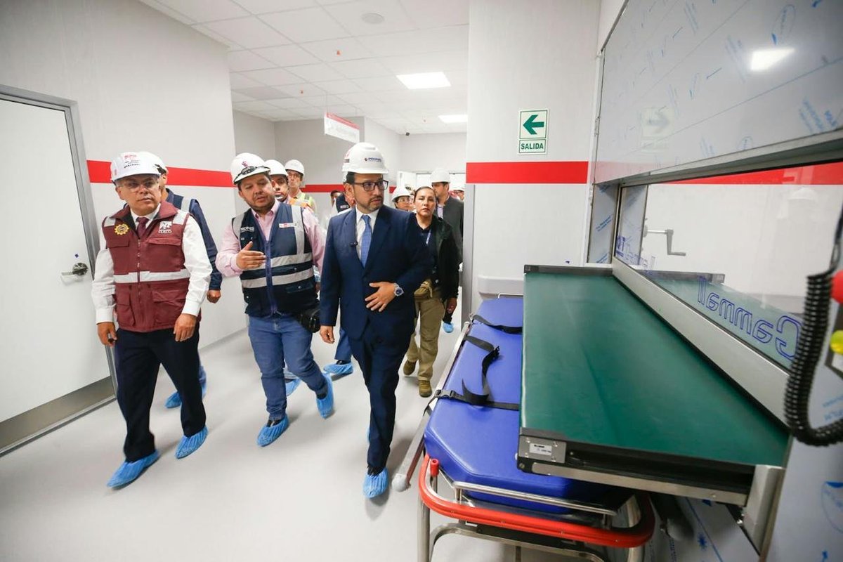 Minsa_Peru's tweet photo. 🏥 ¡Supervisamos los avances del Hospital Antonio Lorena para su próxima entrega a la población cusqueña!

El ministro de Salud, Luis Dyer, visitó el establecimiento para supervisar la ejecución del proyecto y conocer los avances de esta obra, que permitirá ampliar la capacidad de atención especializada en Cusco.

✅ Durante el recorrido, visitó los ambientes del hospital y recibió información sobre el avance de la infraestructura, el equipamiento médico y los trabajos pendientes para su culminación, con miras a concretar la entrega de este establecimiento.