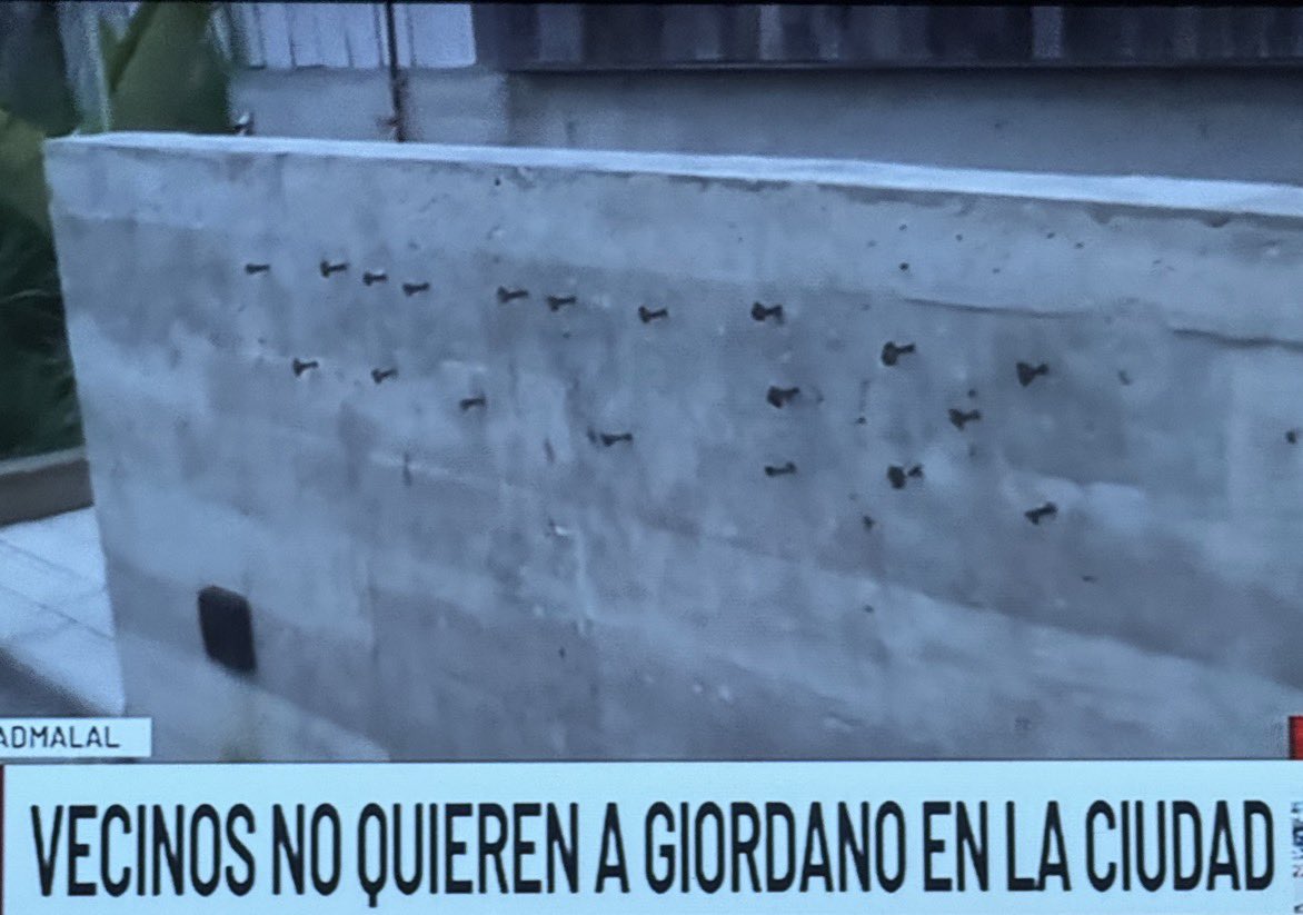 MximaReina1's tweet photo. Como dije no van a poder ir a ningún lado, los vecinos de Chapadmalal preocupados porque estas dos porquerías van a ir a vivir allí y no los quieren cerca . Dario Giordano no vas a poder disfrutar de nada , los vecinos los rechazan no los quieren allí . Arrancaron el cartel del restaurante que ella, la cómplice estaba instalando .