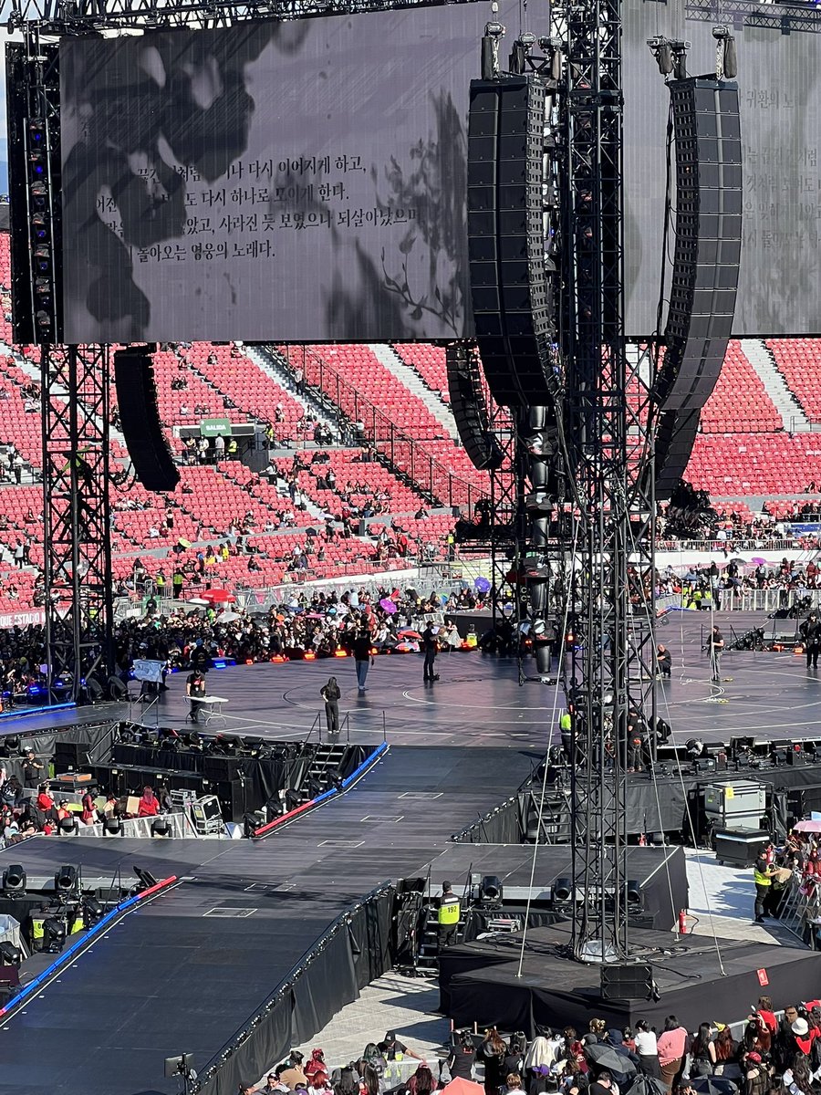 letvius's tweet photo. LOS VOY A VER SÚPER CERCA DE GALERÍA AYUDJSSKKSKSKS Y LLEGAMOS RE TARDE A LA FILA https://t.co/8PYvWBYIdd