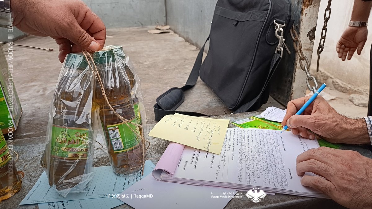 raqqamdsyria's tweet photo. إغلاق معمل غير مرخص يبيع زيتاً مغشوشاً في الرقة

#مديرية_إعلام_الرقة https://t.co/s0s72ccLmW