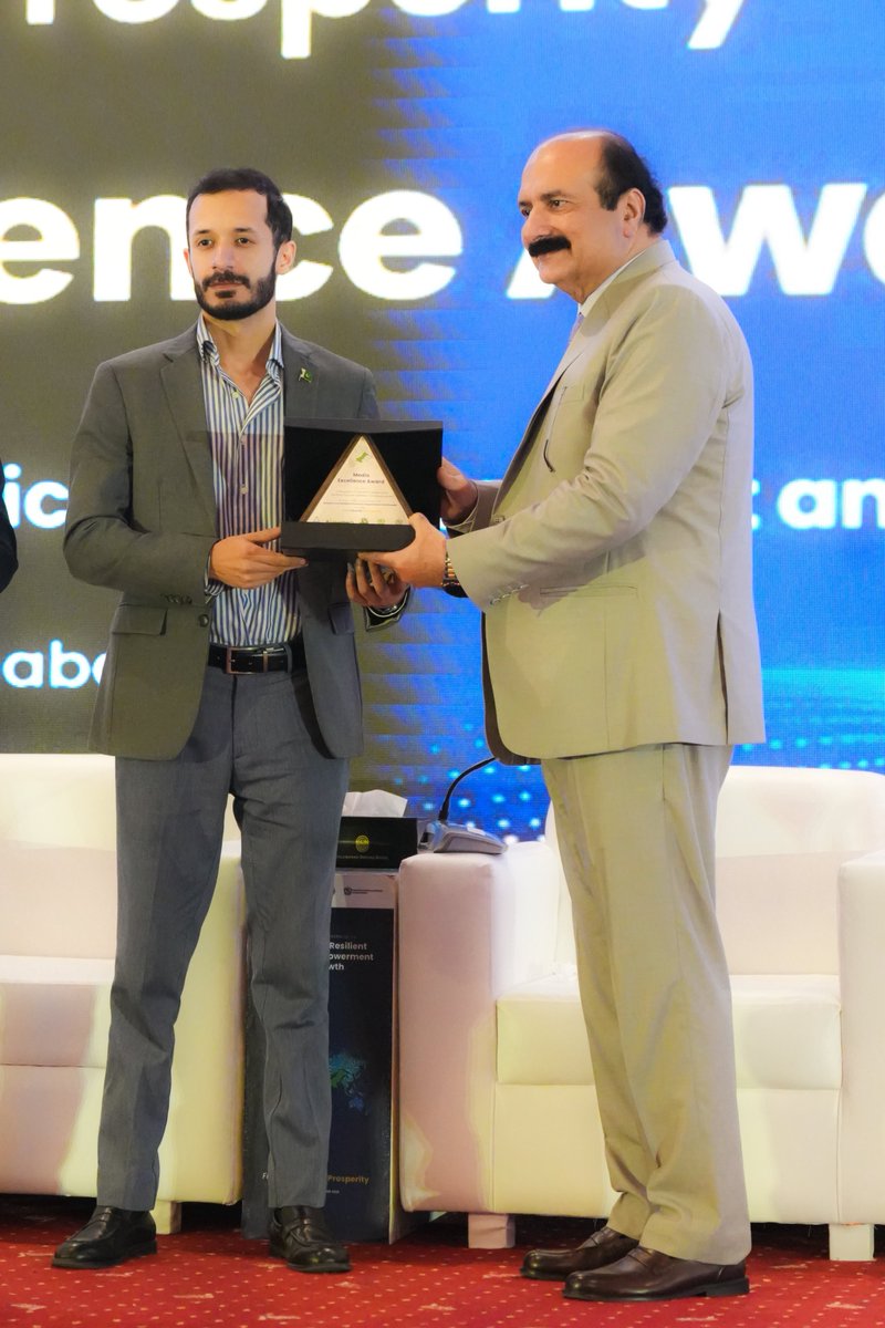 TheSaadKaiser's tweet photo. Yeh sub Maa Baap ki duaon ka nateeja hai, ismay mera koi kamal nahi. Media Excellence Award. Pakistan Zindabad! 🇵🇰 https://t.co/udNJpInbwe