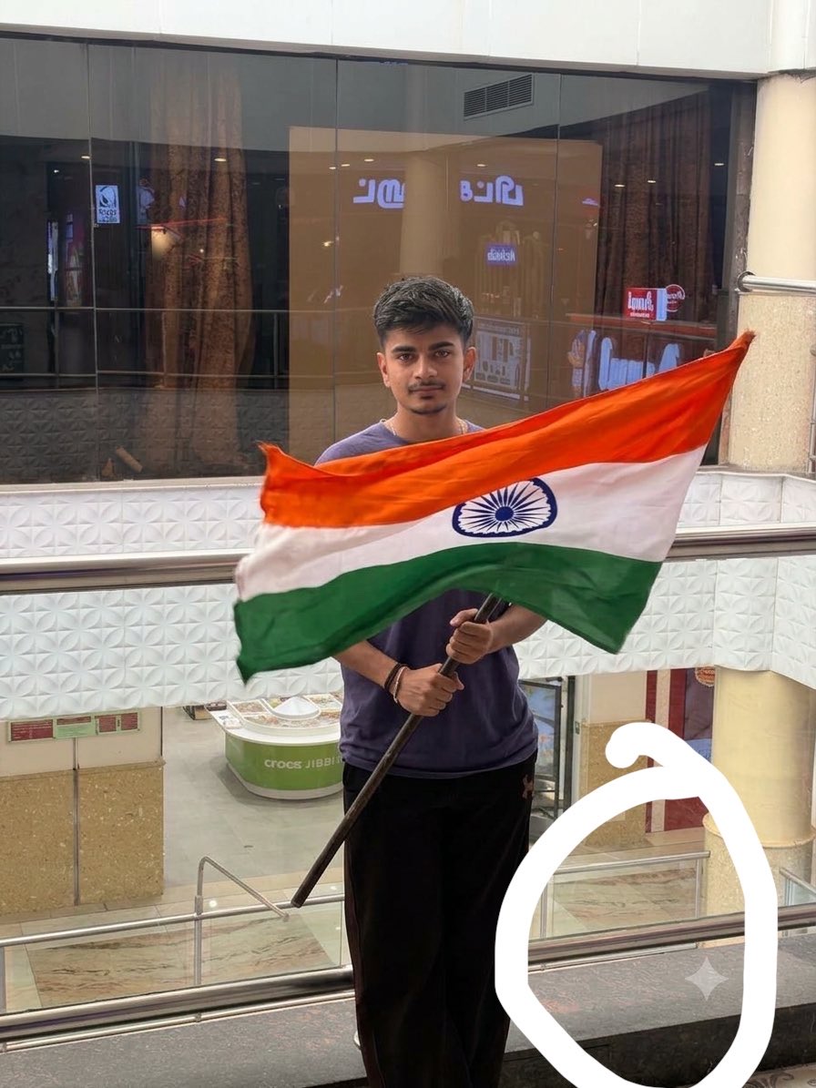 indiansanatan12's tweet photo. @gaut_am009 Should have held one originally 🤣🤣🤣 https://t.co/XSDLxPXxuY