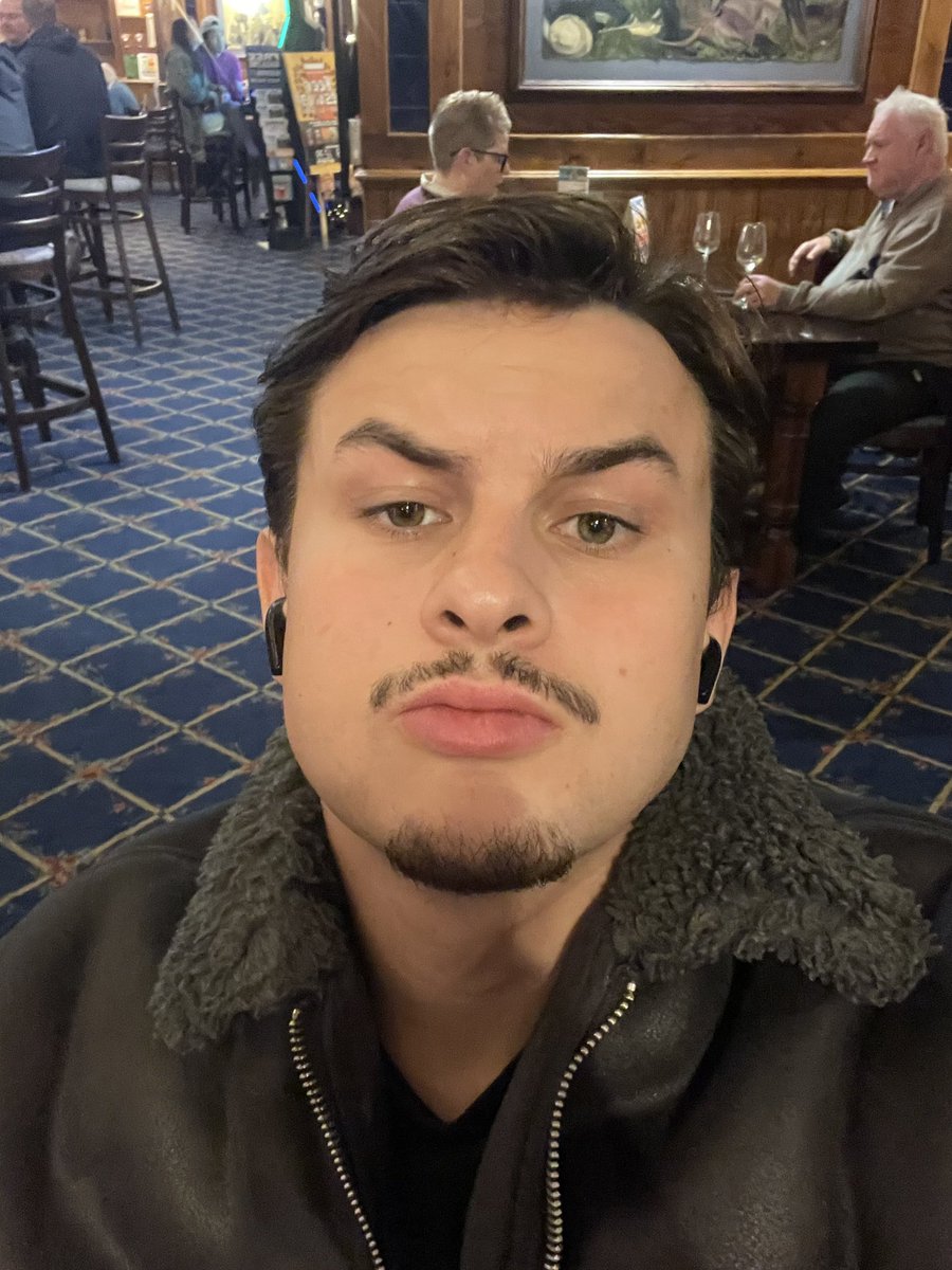 MasterSnow_'s tweet photo. Pre drinks at the spoons fags who’s getting my next pint #findom #cashmaster https://t.co/i9Yb8mRDM0