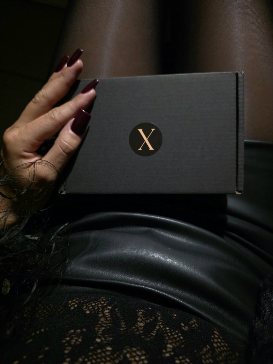 MistressMLM's tweet photo. What's inside? What do you think?
😈🤫🧎‍♂️👑
Co jest w środku? Jak myslisz? 
@FinDommes @fdomcontent @Nylons_fan @NYLONJAPAN @crazyaboutlegs
#findom #feet #nylon #femdom https://t.co/AX2VhMcGpq