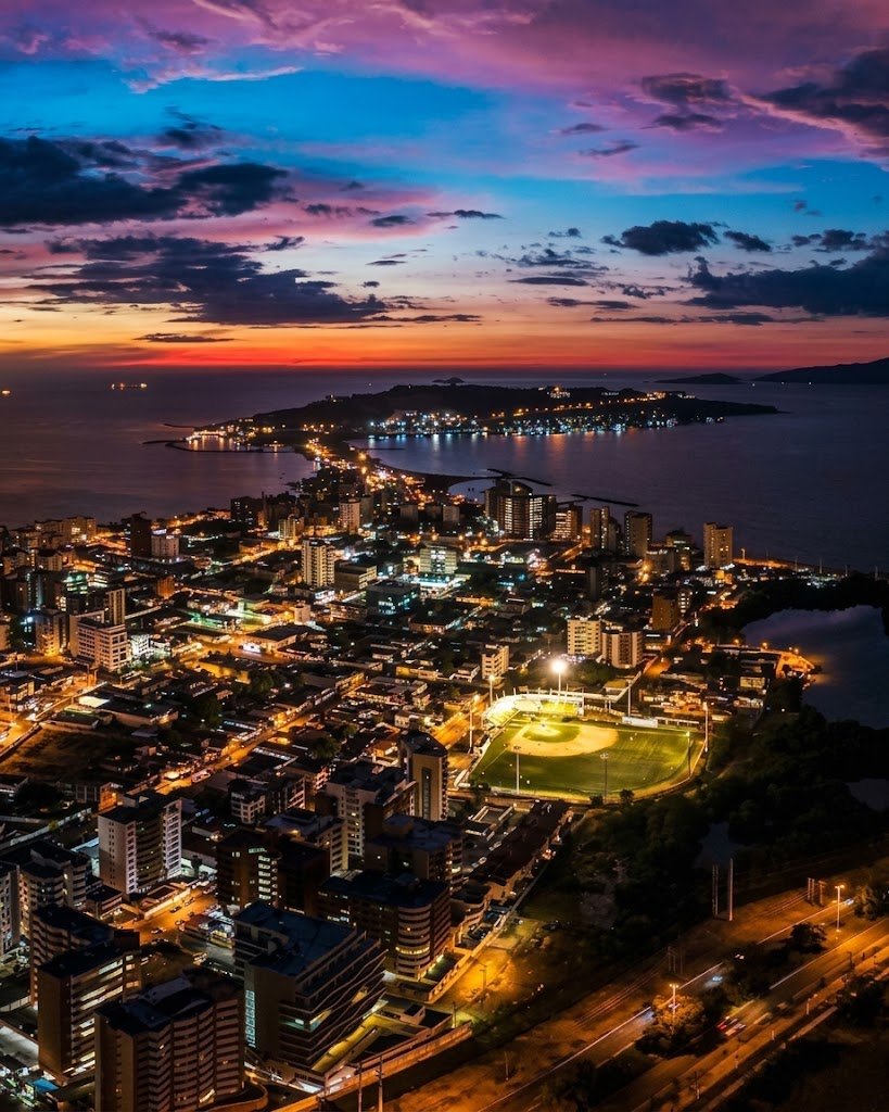 Marcvlza's tweet photo. La Gran Barcelona es una conurbación integrada por Barcelona, Puerto La Cruz, Guanta y Lechería.

Es una de las áreas metropolitanas más grandes de Venezuela 🇻🇪

Tiene un PIB nominal de USD$ 14.068 millones y un PPA per Cápita de 29.230 USD$. En 2023 tenía 1.048.776 habitantes 🏖️ https://t.co/YZmzZxrGCq