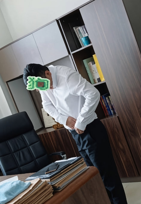 HamelinHugoh's tweet photo. 准备下午上班的时候打算给粉丝们接着玩露出，结果被领导被发现了...大白天的硬是要凿我..

差评...3分钟就结束了… https://t.co/mj2TjFkVek
