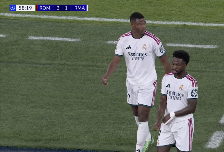TouchlineX's tweet photo. 🚨 𝗠𝗔𝗝𝗢𝗥 𝗕𝗥𝗘𝗔𝗞𝗜𝗡𝗚: José Mourinho has TAKEN OFF Vinicius Jr after 58 minutes!

HE HAS HAD ENOUGH OF HIM! https://t.co/4EOee4d5ts