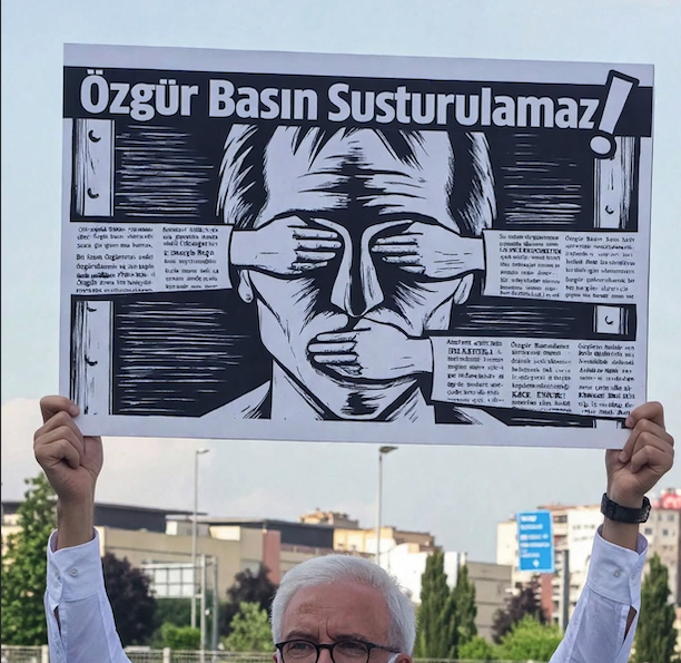 ZaferArapkirli's tweet photo. O KAYYIM, O KAYYIMLARINIZ...
VIZ GELİR BİZE VIZ!

Halkımızın haber alma hakkını savunacağız. 

Onları asla yalnız bırakmadık, bırakmayacağız. 

#HalkTV
#ÖzgürBasınSusturulamaz https://t.co/RGh09Kv2Mf
