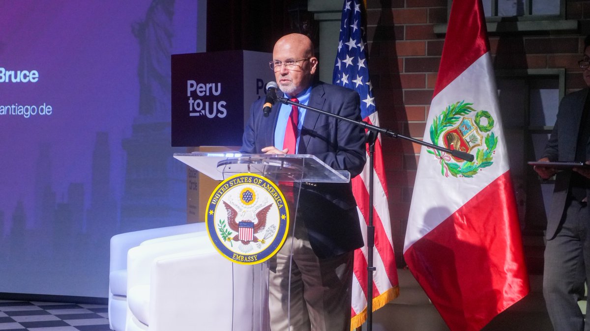 TechitoBruce's tweet photo. 🚀 Vecinos, en Surco seguimos impulsando el emprendimiento y abriendo puertas a nuevas oportunidades.

Participé en el Venture Ready: Peru to US Edition Investment Forum, realizado en nuestro Teatro Municipal, donde 25 startups peruanas buscan dar el salto al mercado estadounidense y conectar con potenciales inversionistas.

Agradezco a la Embajada de los Estados Unidos por elegir nuestro distrito para este importante encuentro. ¡Sigamos apostando por el talento peruano! 🇵🇪👏

#SurcoEstáMejorYSeNota #CarlosBruce #TechitoBruce