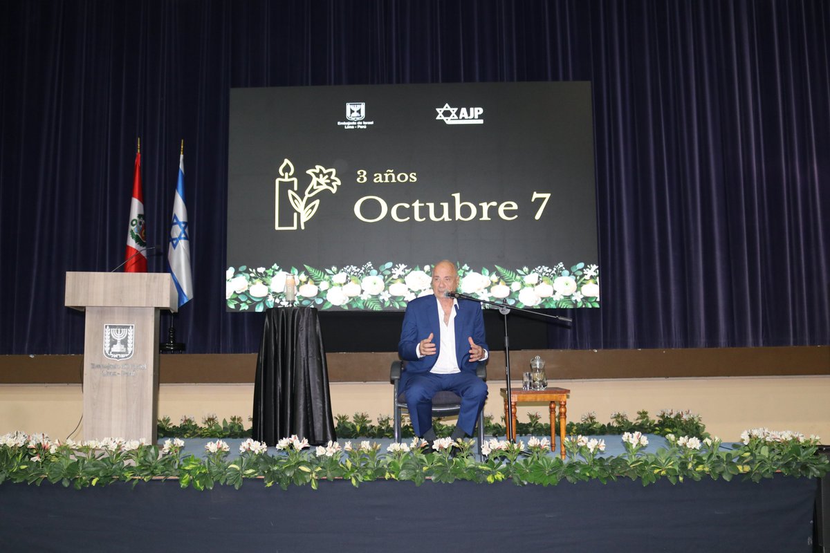 IsraelinPeru's tweet photo. Conmemoramos el tercer aniversario de la masacre del 7 de octubre en una emotiva ceremonia junto a autoridades peruanas e israelíes, diplomáticos y miembros de la comunidad judía en el Perú. 🕯️🕊️ 
 
​El evento contó con la inspiradora presencia de Luis Har, rescatado tras 129 días de cautiverio en Gaza, y se rindió homenaje a las víctimas y héroes de aquella trágica jornada, incluyendo al médico peruano Daniel Levi Ludmir, asesinado aquella mañana fatídica cuando curaba a las victimas del ataque terrorista. 

​En palabras del embajador @galida12 : "Nuestras heridas siguen abiertas y no hemos olvidado a nuestros muertos, pero el dolor no tendrá la última palabra. La respuesta de Israel es seguir viviendo, reconstruir nuestras comunidades y mantener viva la esperanza". 🇮🇱  

​#AmIsraelJai #7deOctubre #MemoriaYEsperanza 

@MJAguayo63 @Frospigliosi @LeoMDePaz