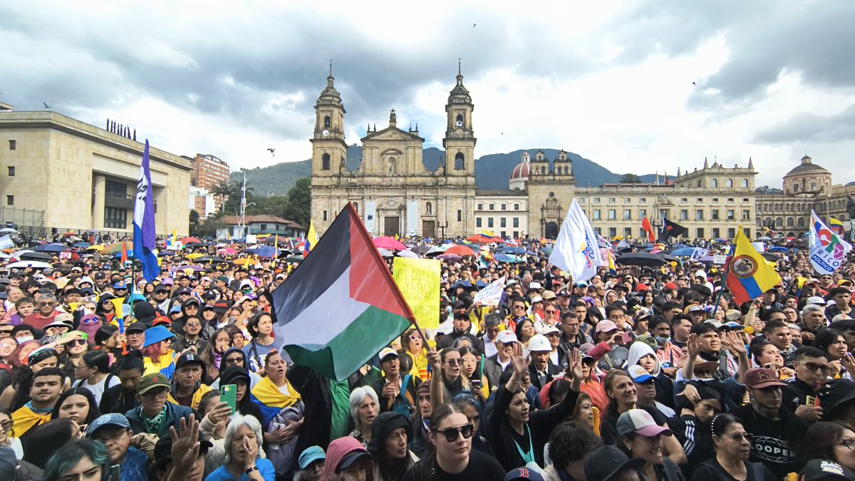 FloraTristan's tweet photo. Para los que dicen que la plaza de Bolívar no se llenó. 
#14O #capitolio #Bogota https://t.co/i8UU9kGykh