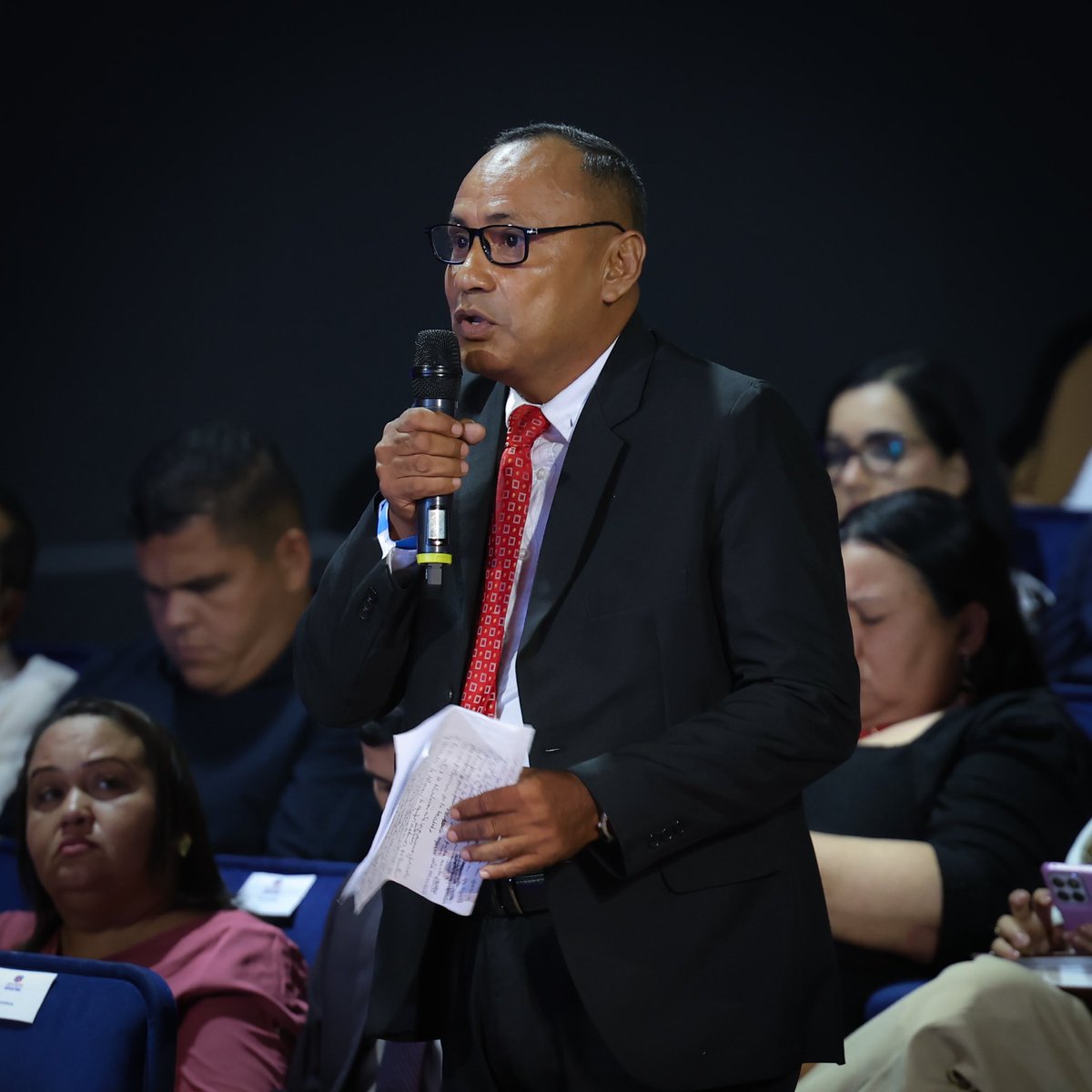 LarryDevoe's tweet photo. Llegamos al estado Sucre en el marco de la Consulta Nacional sobre la Reforma de la Justicia Penal.

Desde el histórico Auditorio Luis Mariano Rivera, sostuvimos un encuentro muy productivo para escuchar directamente los planteamientos y propuestas de los distintos sectores participantes.

Este proceso no es una revisión formal: es un diagnóstico real, objetivo y riguroso que nos permita identificar nuestras fortalezas, pero también asumir con profundo espíritu autocrítico nuestras debilidades y retos en todos los niveles.

Es una Consulta que se construye con la gente, pero también con datos duros: estadisticas, encuestas e indicadores. Esto nos exige revisar las prácticas institucionales y corregir lo que sea necesario, identificando áreas claves como el aprovechamiento de la tecnología, los sistemas de información y los mecanismos alternativos de resolución de conflictos.

Sin embargo, la transformación del sistema no se logra únicamente con una revisión interna de los operadores de justicia. Este proceso solo tendrá éxito si nos sumamos como sociedad a una profunda reflexión sobre qué concepción de la justicia tenemos y en qué ámbitos debe intervenir el derecho penal.

Agradezco profundamente a la gobernadora Jhoanna Carrillo por su respaldo e impulso a esta iniciativa de Estado en pro de la transformación de la justicia que nuestro país merece y necesita.

#ConsultaNacional #JusticiaPenal #Sucre #DerechosHumanos #Venezuela