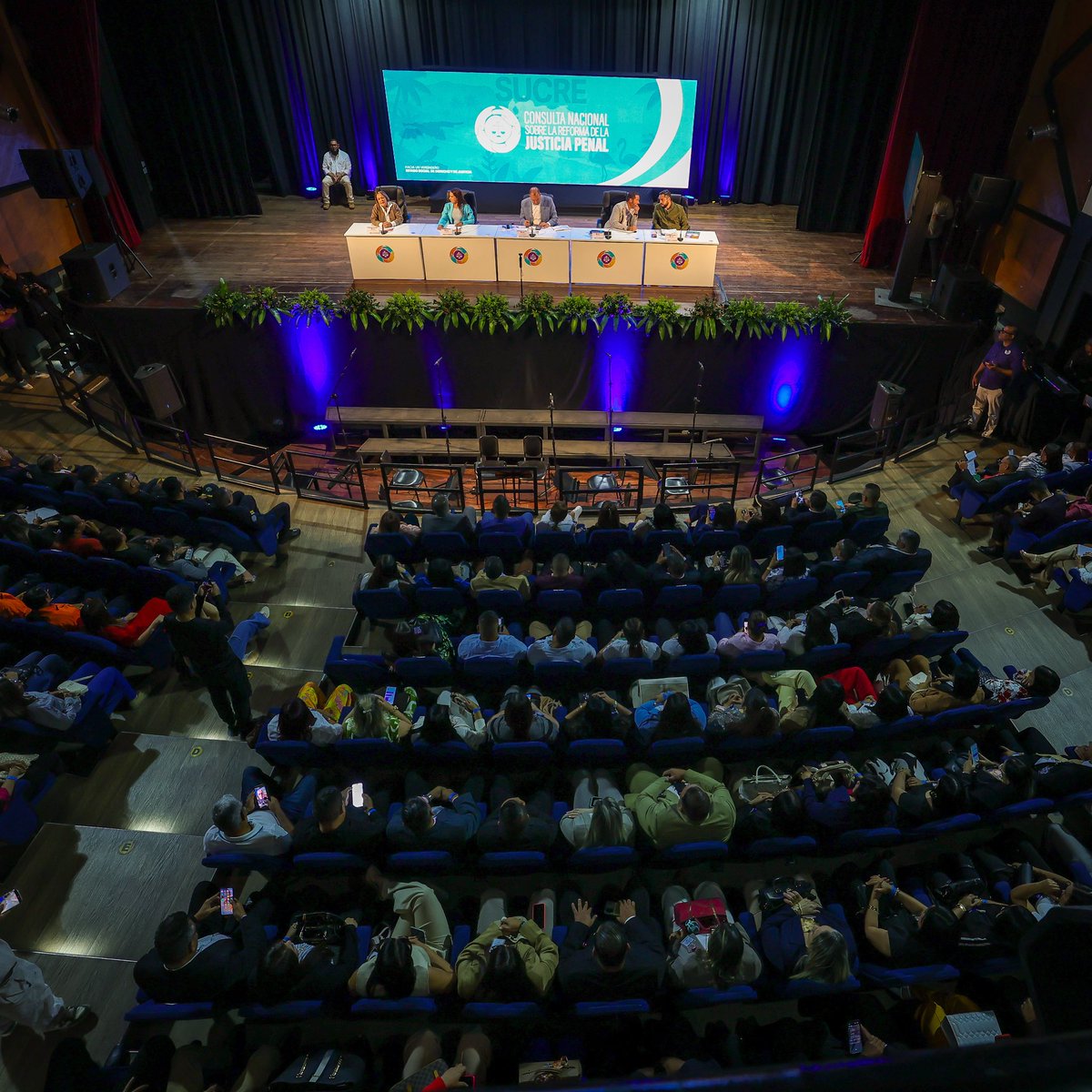 LarryDevoe's tweet photo. Llegamos al estado Sucre en el marco de la Consulta Nacional sobre la Reforma de la Justicia Penal.

Desde el histórico Auditorio Luis Mariano Rivera, sostuvimos un encuentro muy productivo para escuchar directamente los planteamientos y propuestas de los distintos sectores participantes.

Este proceso no es una revisión formal: es un diagnóstico real, objetivo y riguroso que nos permita identificar nuestras fortalezas, pero también asumir con profundo espíritu autocrítico nuestras debilidades y retos en todos los niveles.

Es una Consulta que se construye con la gente, pero también con datos duros: estadisticas, encuestas e indicadores. Esto nos exige revisar las prácticas institucionales y corregir lo que sea necesario, identificando áreas claves como el aprovechamiento de la tecnología, los sistemas de información y los mecanismos alternativos de resolución de conflictos.

Sin embargo, la transformación del sistema no se logra únicamente con una revisión interna de los operadores de justicia. Este proceso solo tendrá éxito si nos sumamos como sociedad a una profunda reflexión sobre qué concepción de la justicia tenemos y en qué ámbitos debe intervenir el derecho penal.

Agradezco profundamente a la gobernadora Jhoanna Carrillo por su respaldo e impulso a esta iniciativa de Estado en pro de la transformación de la justicia que nuestro país merece y necesita.

#ConsultaNacional #JusticiaPenal #Sucre #DerechosHumanos #Venezuela