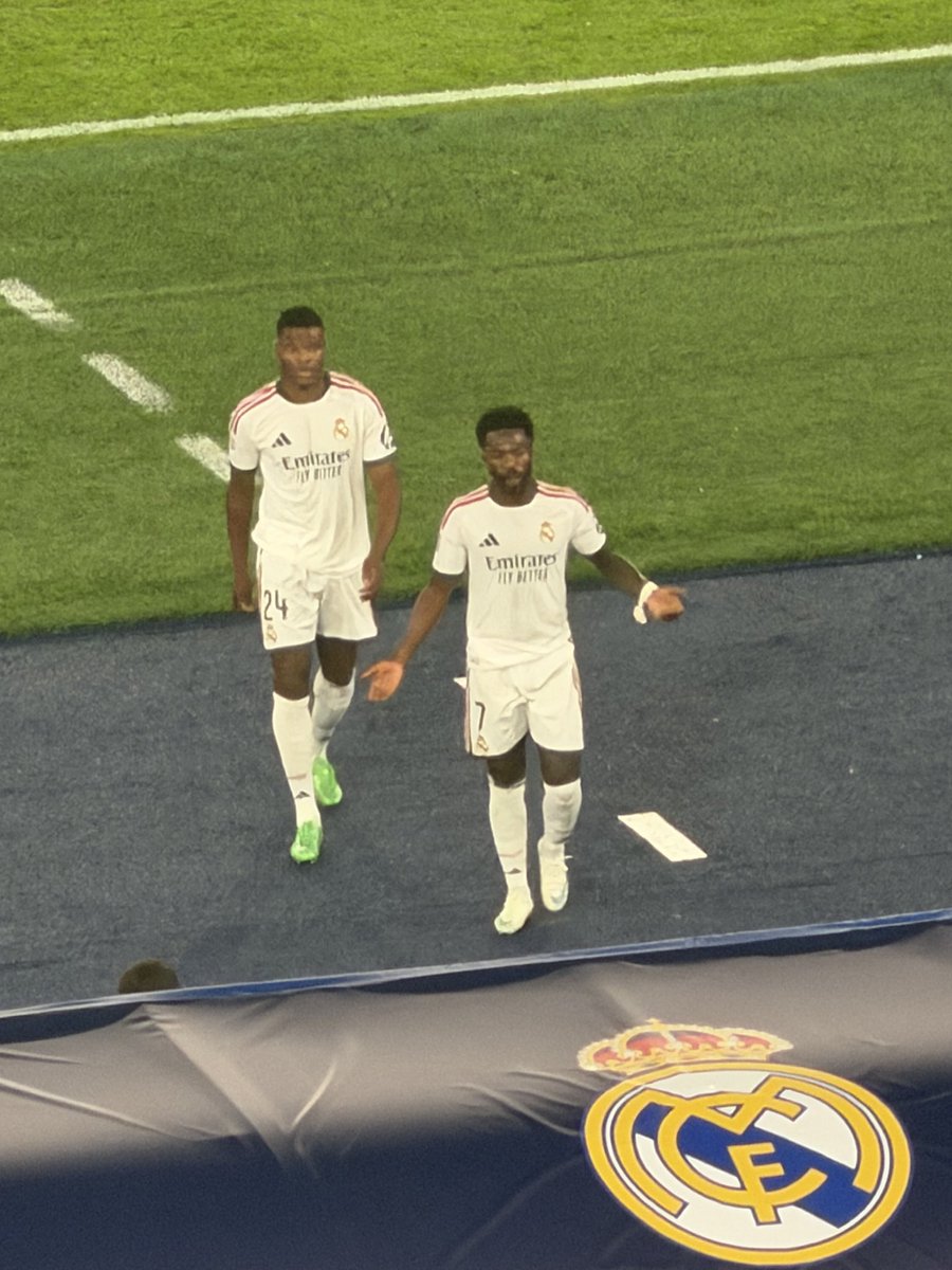 JosePadi_'s tweet photo. 🚨 El enfado de Vinicius Jr tras ser sustituido por José Mourinho después del 3-1 de la Roma.

“¿Por qué me quita”? 

@defcentral https://t.co/hUbQSs4nPL