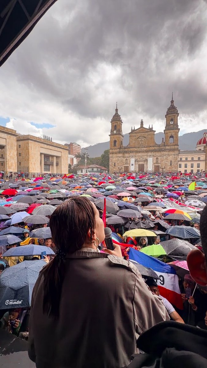 carolinacorcho's tweet photo. Llueva, truene o relampaguee, con granizo y sin granizo, con agua o con sol, el Paro Cívico Nacional se Mantiene. !Abajo el mal gobierno! #NiUnPasoAtras https://t.co/7YjwNe1rd9