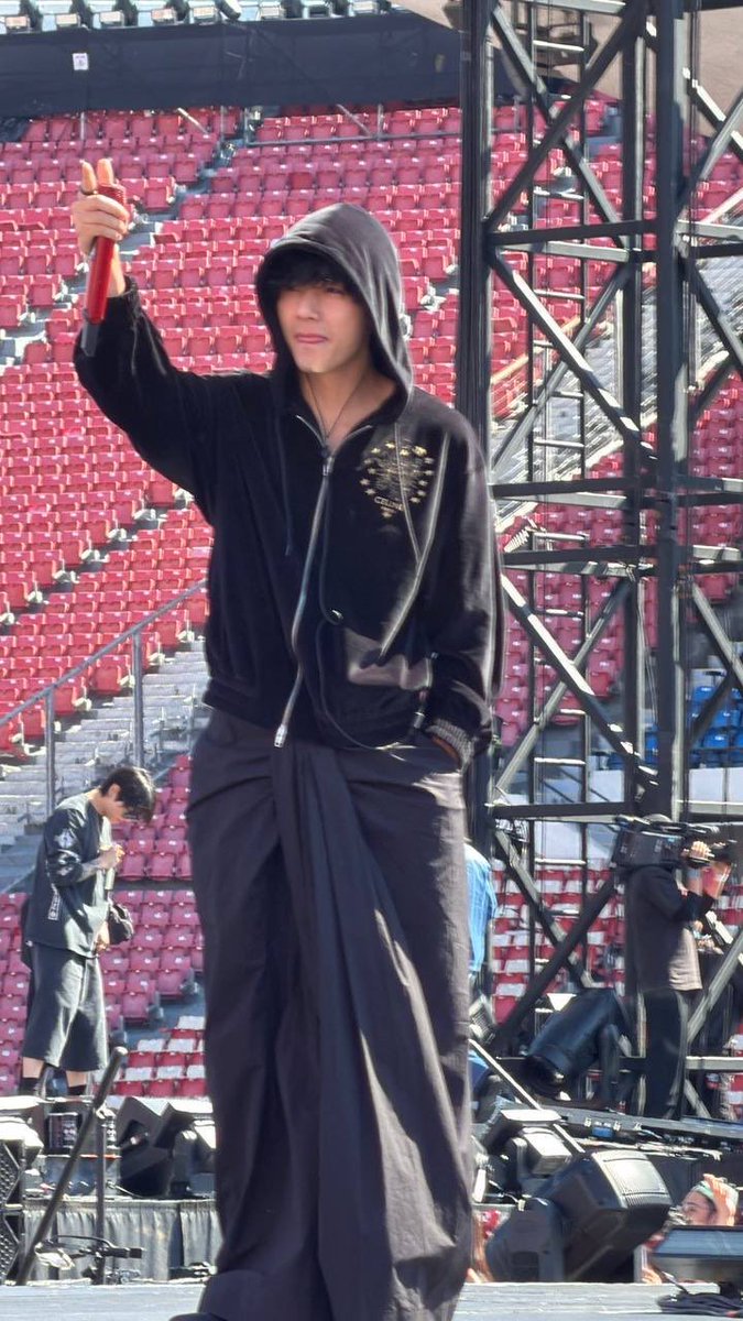 myu_kookv's tweet photo. WHO IS THIS DIVA???? https://t.co/FbOBfXhLcx