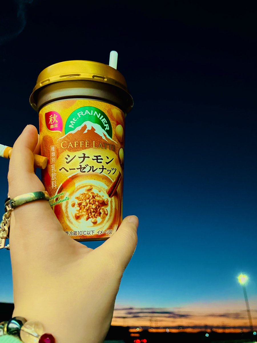 7HR33_4M's tweet photo. 結局デイリーク工ス卜してる⁉️

（いつまでもあると思うな季節限定商品）

このくらいの
一瞬で明るくなって失われてしまう空の色が
僕は一番すきです https://t.co/69Jb0mldq7