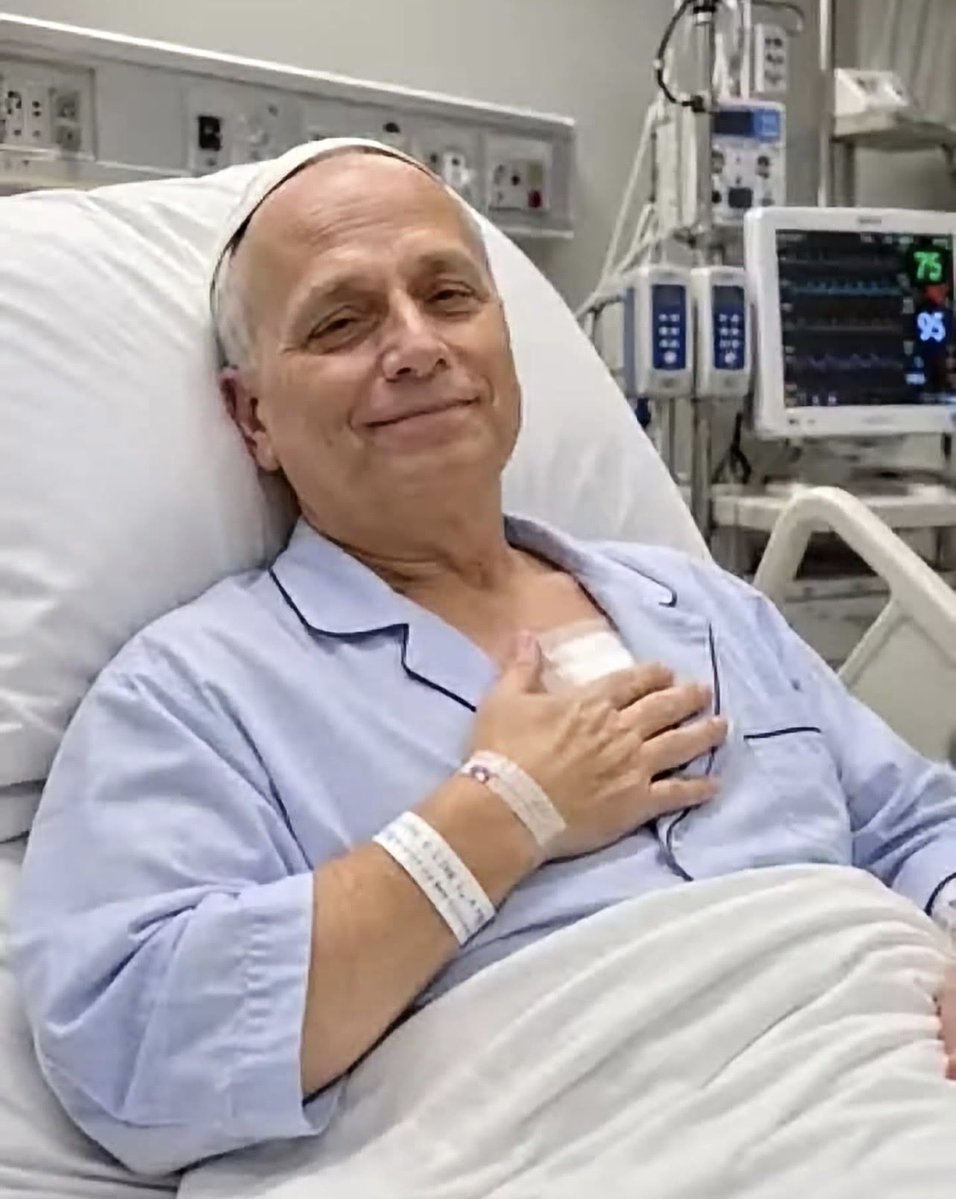 JadeHer3's tweet photo. Prompt rétablissement à notre Saint père . Nous avons tant besoin de ce sourire 🙏 https://t.co/8vh2aiPoat
