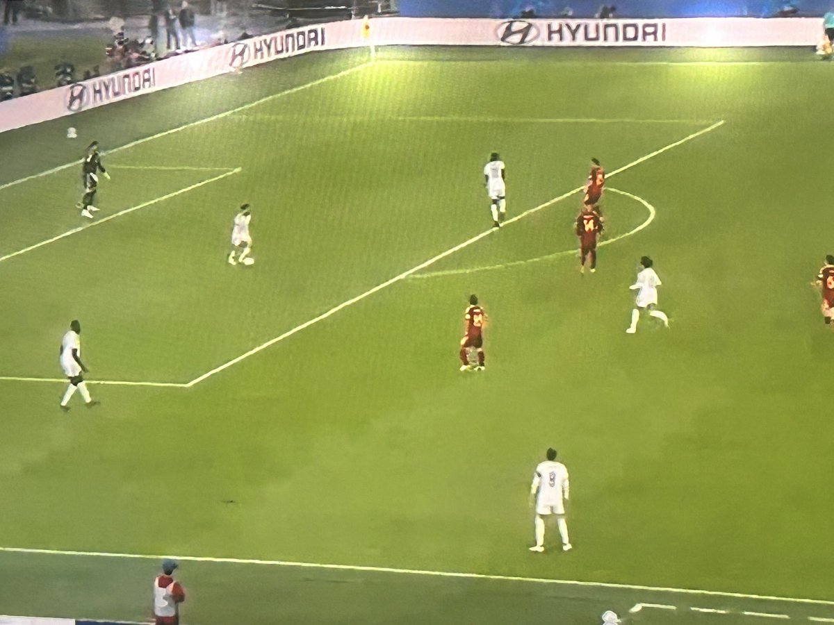 imbrakoby's tweet photo. Bernardo Silva come on and look at him . 😂 https://t.co/kwWm3MhHU8