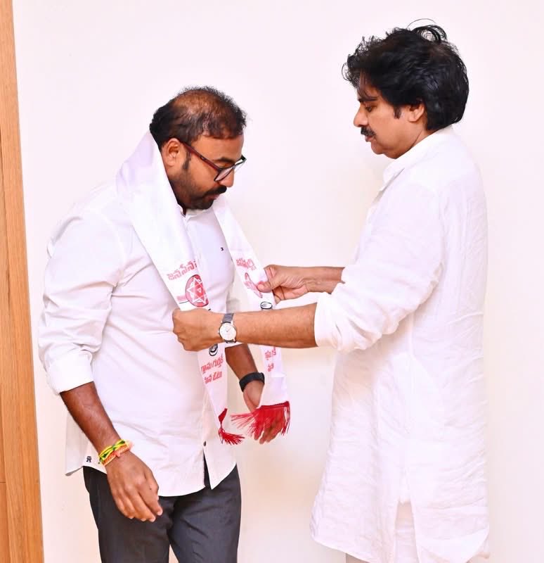 SUBHASHINIjsp's tweet photo. తిరుపతికి చెందిన ప్రముఖ పారిశ్రామికవేత్త ప్రణీత్ గారికి జనసేన పార్టీలోకి హృదయపూర్వక స్వాగతం! 💐

ఈరోజు మంగళగిరి జనసేన పార్టీ కేంద్ర కార్యాలయంలో గౌరవనీయులు శ్రీ పవన్ కళ్యాణ్ గారి సమక్షంలో పార్టీలో చేరడం ఎంతో సంతోషకరం.

శ్రీ ఆరణి మధన్ గారి ఆధ్వర్యంలో జనసేన పార్టీలో చేరిన ప్రణీత్ గారికి హృదయపూర్వక అభినందనలు.

జనసేన పార్టీ బలోపేతానికి మీ సేవలు దోహదపడాలని, ప్రజాసేవలో మరిన్ని విజయాలు సాధించాలని మనస్ఫూర్తిగా కోరుకుంటున్నాను.

జై జనసేన! ✊
జై పవన్ కళ్యాణ్! ❤️

#JanaSenaParty #PawanKalyan #Tirupati #JaiJanaSena