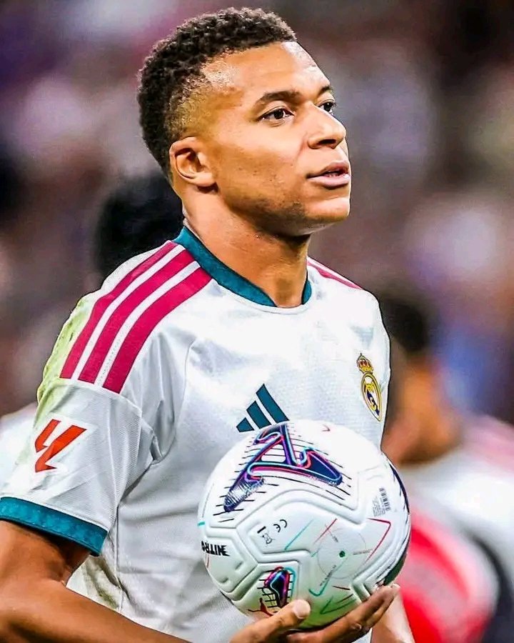 rubanijnr's tweet photo. ‼️💥HISTORIC 100TH UCL GAME FOR MBAPPÉ! 🇫🇷⚡️

Kylian Mbappé scores his 72nd Champions League goal on his 100th appearance, surpassing Raúl (71) for 5th in all-time UCL history!
🎯 Most goals in first 100 UCL matches:
🇵🇱 Lewandowski — 81
🇦🇷 Messi — 77
🇫🇷 Mbappé — 72 🆕
Elite 🔥🔥 https://t.co/2u6iFp8FmL