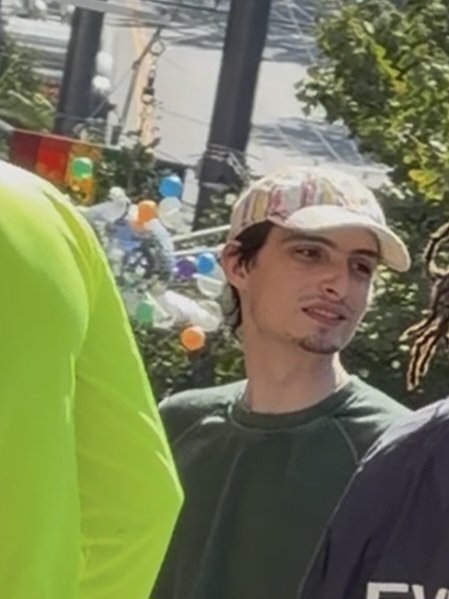 foahcuddles's tweet photo. of course he pulled out a rainbow hat, this was certainly not planned https://t.co/zUFygUXaK1