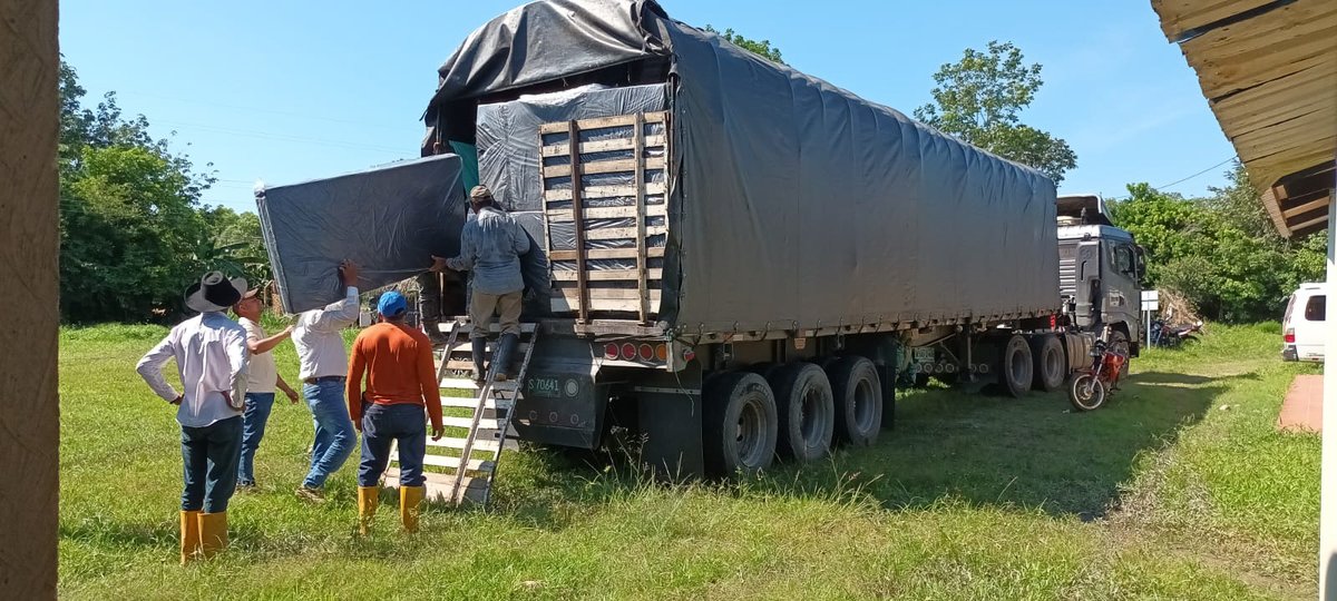 NRC_LAC's tweet photo. Tener dónde descansar y con qué preparar los alimentos brinda alivio a las familias afectadas por las inundaciones en Casanare, #Colombia.

Entregamos kits con colchonetas, cobijas, platos, pocillos, cubiertos, toldillos y baldes para que las familias puedan atender sus necesidades en medio de la emergencia.

#ConsorcioMIRE+ @OCHAFunds @UNOCHA_Americas @OCHACOLOMBIA @ECHO_LatAm @SuizaColombia @AECIDColombia @MdM_Colombia @pastoralsocialc 
@ACHColombia