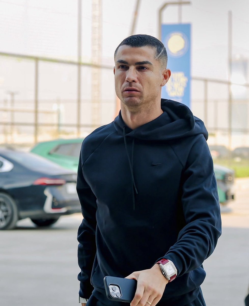 PoojaMedia's tweet photo. Footballers don't care about big phones. 

Ronaldo with iPhone 6 when there is iPhone 18. https://t.co/hwcHUasMsL