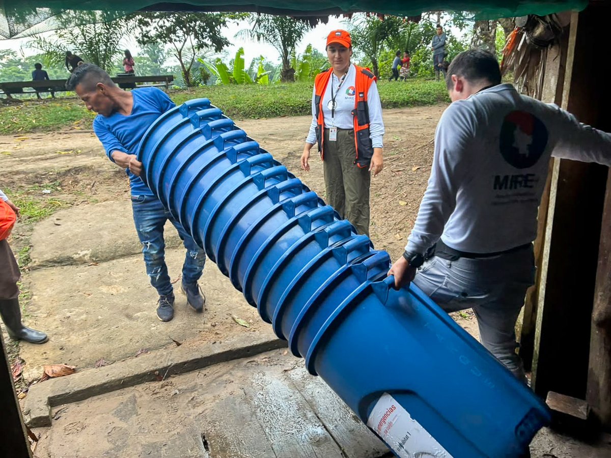 NRC_LAC's tweet photo. ¿Sabías que en #Colombia hay comunidades que se ven obligadas a permanecer en sus territorios por el conflicto armado?

Cuando salir no es una opción, contar con elementos básicos es fundamental.

Escuchamos a las comunidades en Amazonas para identificar qué necesitaban y entregamos más de 500 kits familiares con reflectores solares, toldillos, baldes para almacenar agua, batería portátil y otros elementos esenciales para aliviar sus necesidades.

#ConsorcioMIRE+ @OCHAFunds @UNOCHA_Americas @OCHACOLOMBIA @ECHO_LatAm @SuizaColombia @AECIDColombia @MdM_Colombia @pastoralsocialc
@ACHColombia