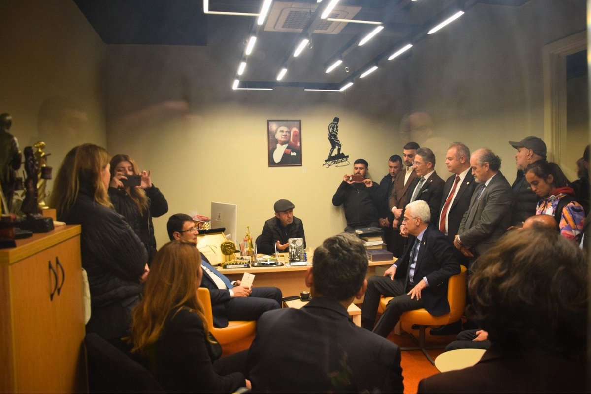 YENICankayailce's tweet photo. Halk TV’ye yönelik hukuksuz uygulamalara karşı Ankara İl Başkanlığımızın düzenlediği basın açıklamasında, halkın haber alma hakkına ve basın özgürlüğüne sahip çıkacağımızı bir kez daha vurguladık. https://t.co/Jqfp44lZiA