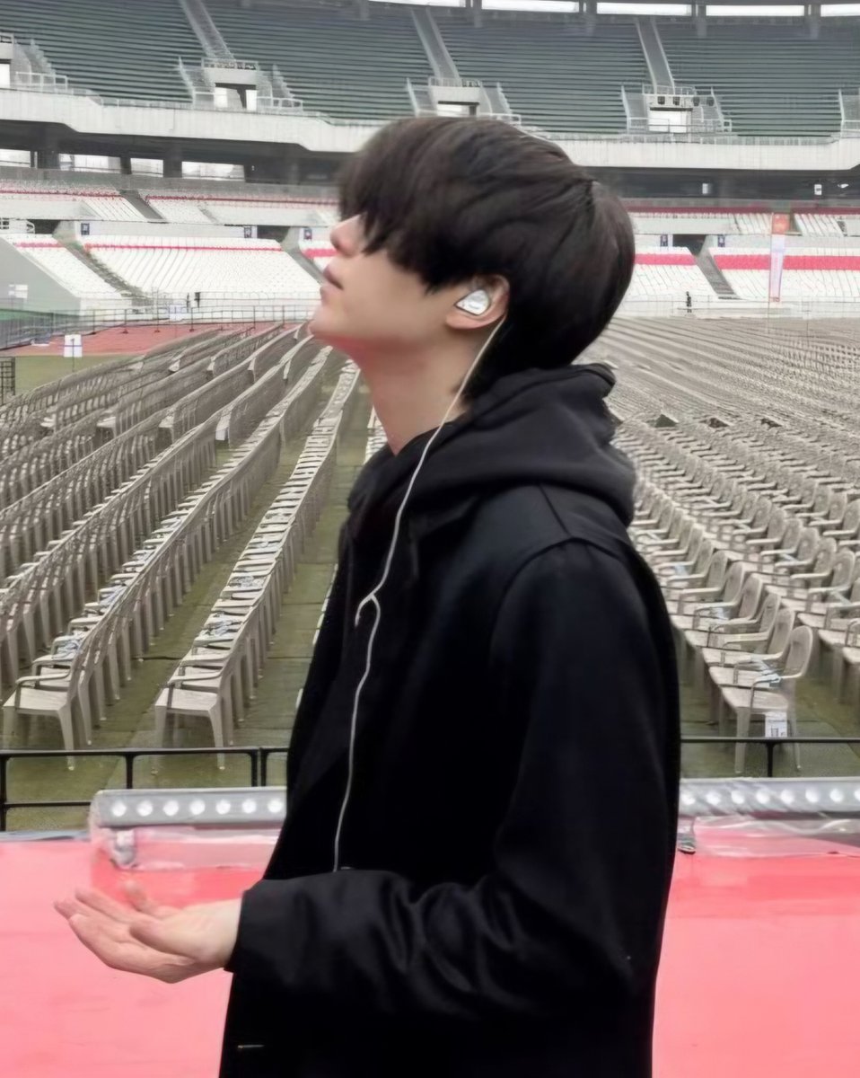 DataAgustD's tweet photo. One time for                    Two times for
the present                       the past https://t.co/POh2mDKOWv