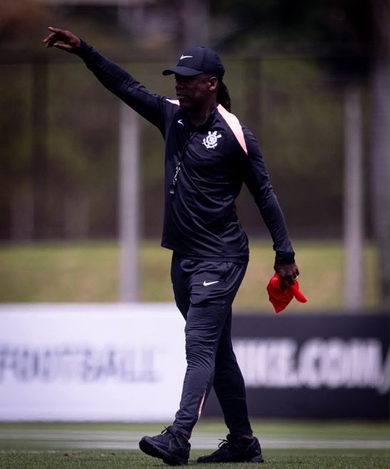 museusccp_'s tweet photo. 🚨 Seedorf lançou uma granada no CT antes de entrar para demonstrar sua autoridade aos jogadores

👉 A ideia do técnico era fazer uma entrada triunfal com a fumaça

ℹ️ Se estimam 12 mortos. https://t.co/WTRaB24Mb0