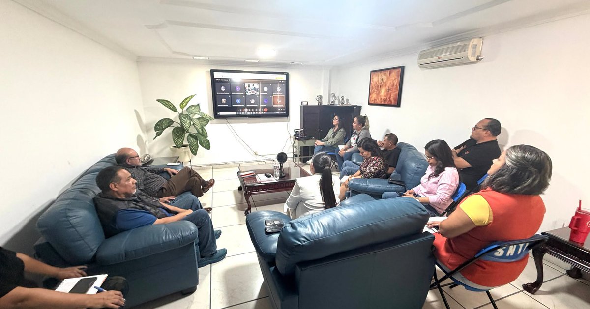 SNTEAgs's tweet photo. Esta tarde, la Mtra. Adriana Ochoa Díaz y el Mtro. José Isabel Meza Elizondo encabezaron una reunión de trabajo con Secretarias y Secretarios de Organización, así como de Trabajo y Conflictos de la Sección 1 del SNTE.

Fortalecemos el trabajo conjunto en favor del magisterio. 🧡 https://t.co/21tPQ2mB7V