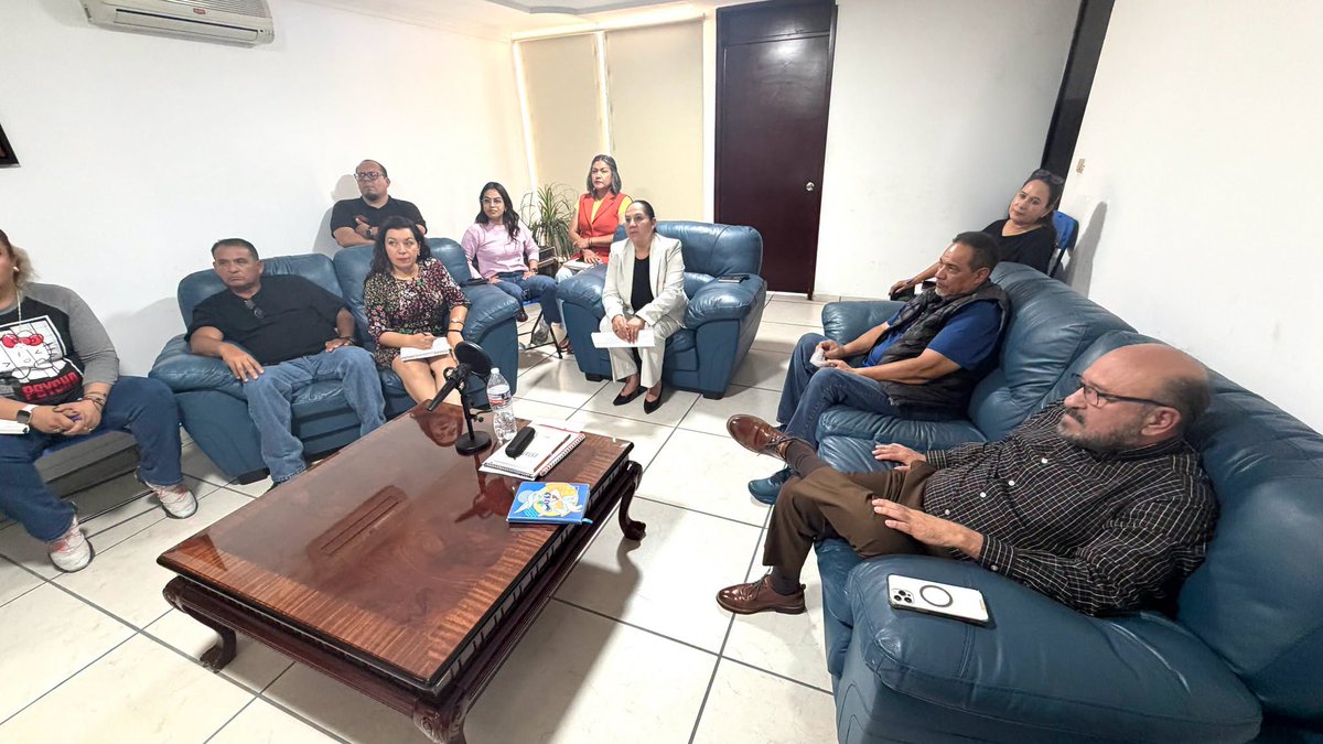 SNTEAgs's tweet photo. Esta tarde, la Mtra. Adriana Ochoa Díaz y el Mtro. José Isabel Meza Elizondo encabezaron una reunión de trabajo con Secretarias y Secretarios de Organización, así como de Trabajo y Conflictos de la Sección 1 del SNTE.

Fortalecemos el trabajo conjunto en favor del magisterio. 🧡 https://t.co/21tPQ2mB7V
