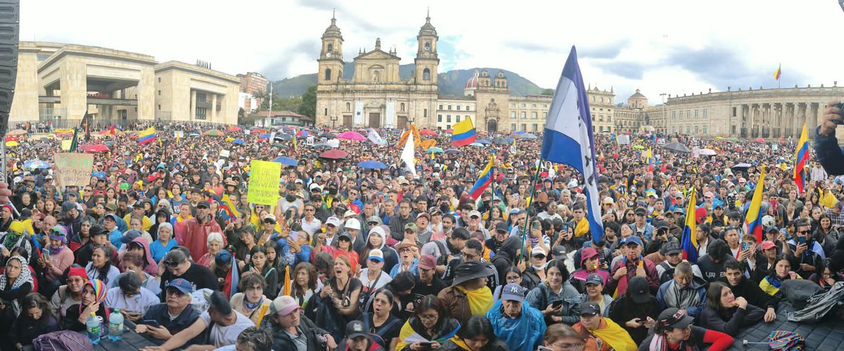 AlejoToroAnt's tweet photo. ABELARDO TE EQUIVOCASTE DE PAÍS‼️ 

Este es un pueblo vestido de DIGNIDAD no le tememos a los fachos con delirios de dictador y tenga la seguridad que vamos a luchar por la vida y en la defensa de nuestros derechos. 

#Este14YoMarchoPorLaVida ✊🏼🇨🇴 @petrogustavo https://t.co/ObgBVXRPx8