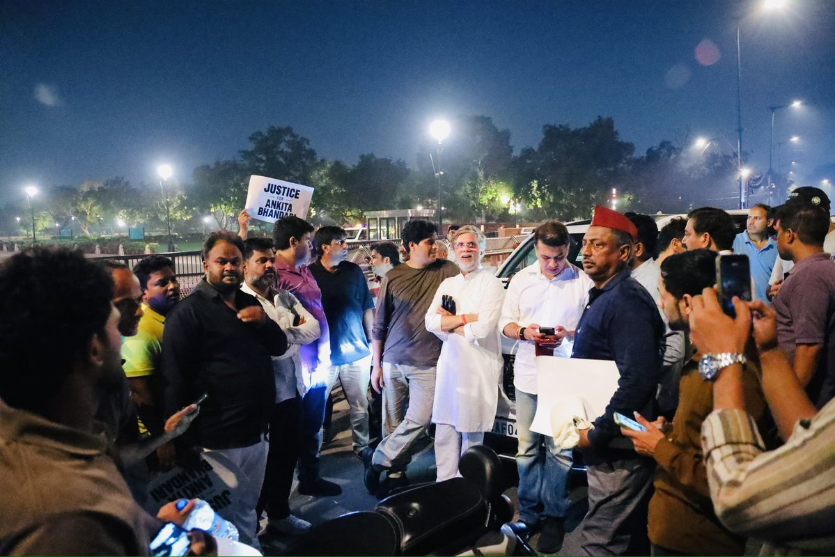 IYC's tweet photo. रात के 2 बजे, अंकिता के लिए...

#JusticeForAnkitaBhandari https://t.co/NMg2K5lKtP