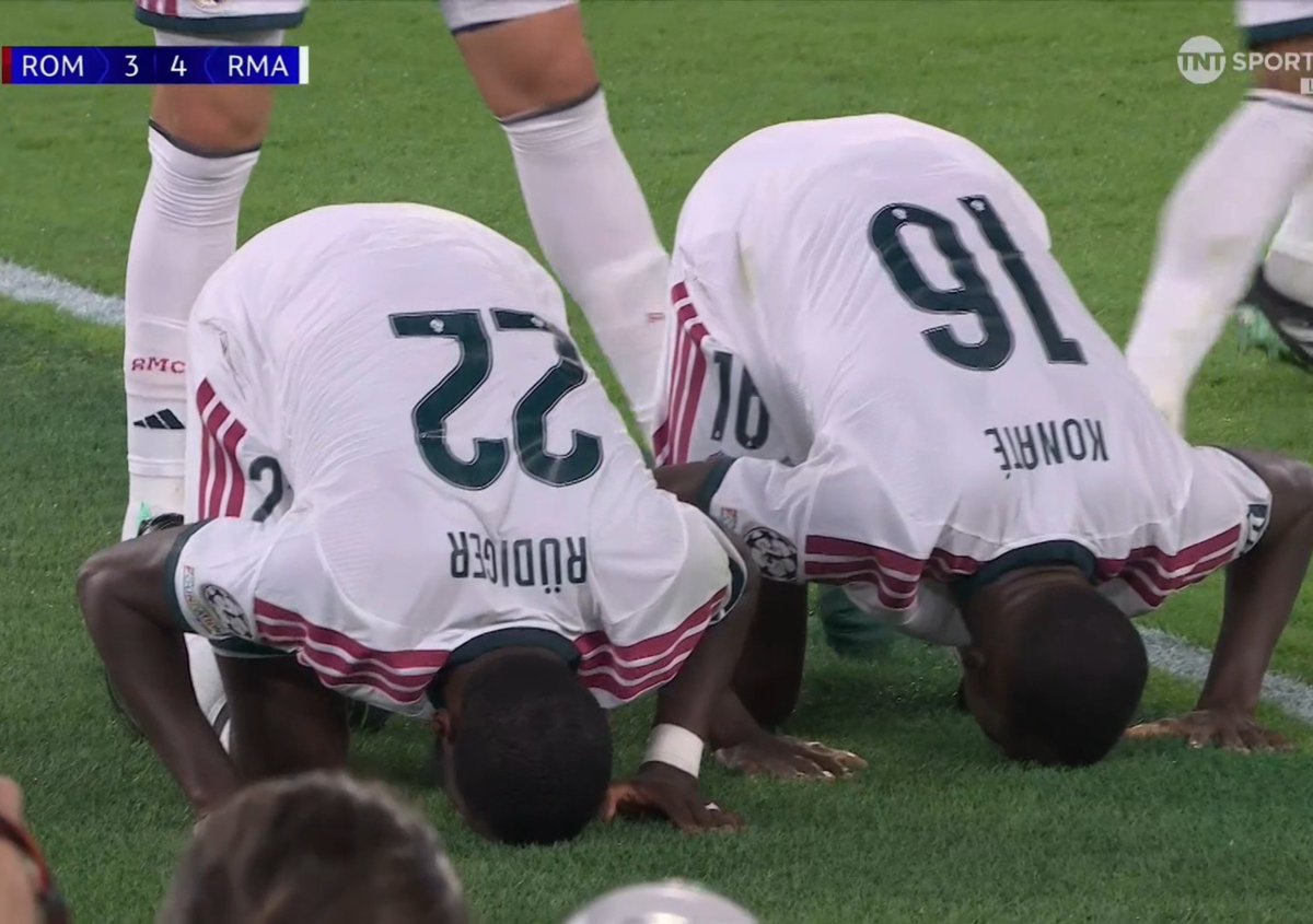 FaithfullBaller's tweet photo. 🇩🇪🇫🇷 Antonio Rüdiger and Ibrahima Konaté performed sujood after Real Madrid came back from 3-1 down to lead 4-3, with Rüdiger scoring the winner.

Allahumma Baarik 🤲🏼 https://t.co/dVQla9DNMA