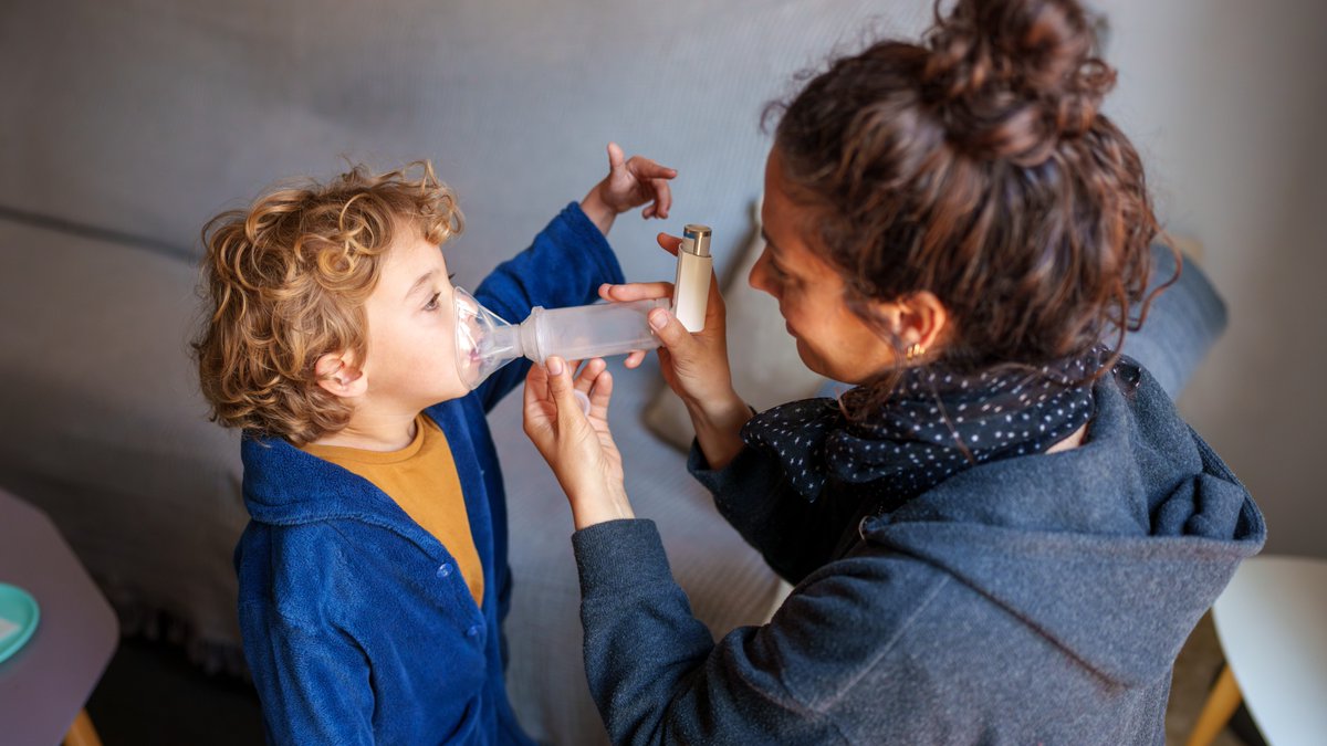 PCORI's tweet photo. A PCORI-funded study looked at whether web-based tools could help families manage their child’s asthma. Researchers compared outcomes for children whose families used a standard web-based tool to track asthma symptoms and attacks, an enhanced version of the tool or no tracking tool. 

The study found children whose families used either version of the online tool had better asthma symptom control and quality of life. They also missed fewer school days and had fewer ER or hospital visits.

Read more: https://t.co/RoKvh2vGM4