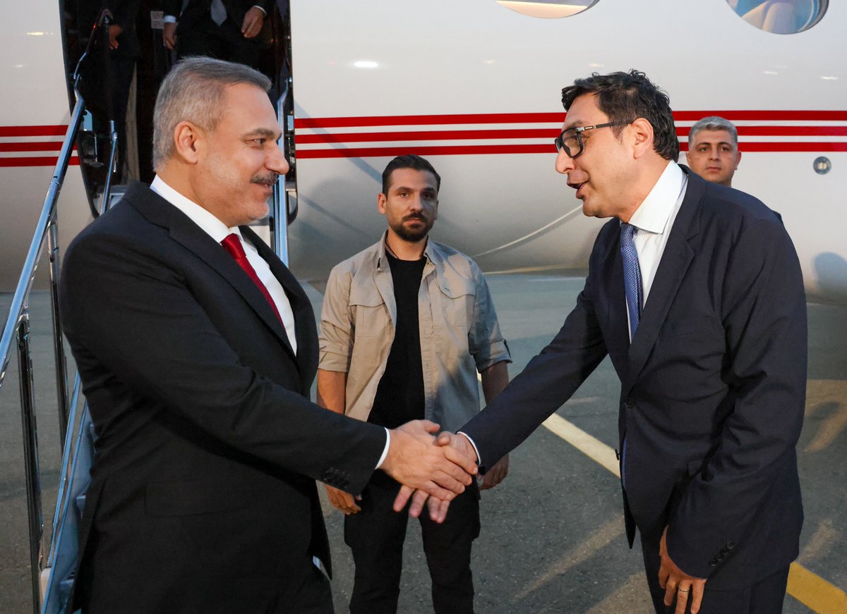 medya3tr's tweet photo. 🔴 Dışişleri Bakanı Hakan Fidan, Bakü’de Azerbaycan Gençlik ve Spor Bakanı Farid Gayıbov tarafından karşılandı. https://t.co/zbAzOWDZaB