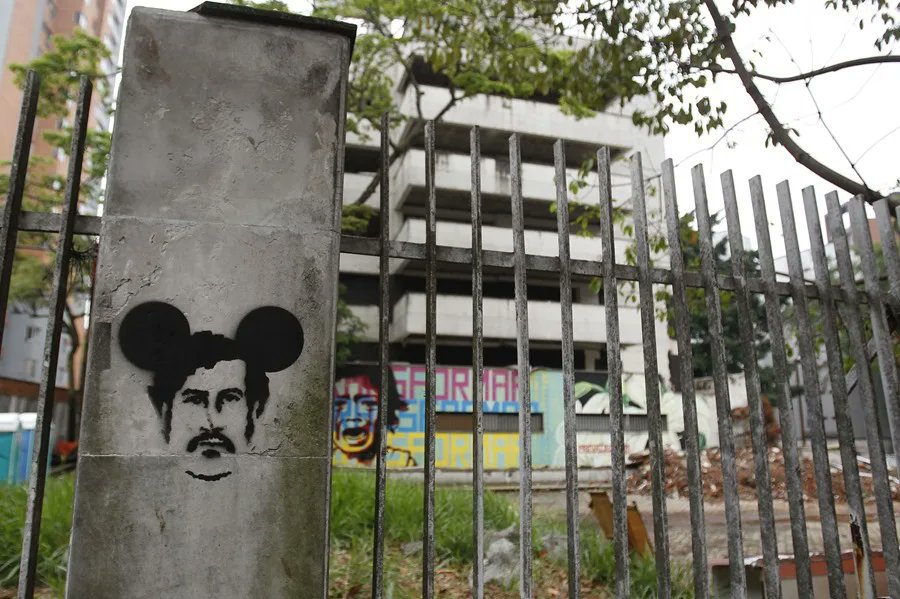 SConfirmado2's tweet photo. Demuelen una casa de Pablo Escobar en Medellín que supuestamente se usaba para hacer «satanismo» https://t.co/pRdywCFyDH https://t.co/0Lo2i4bzki
