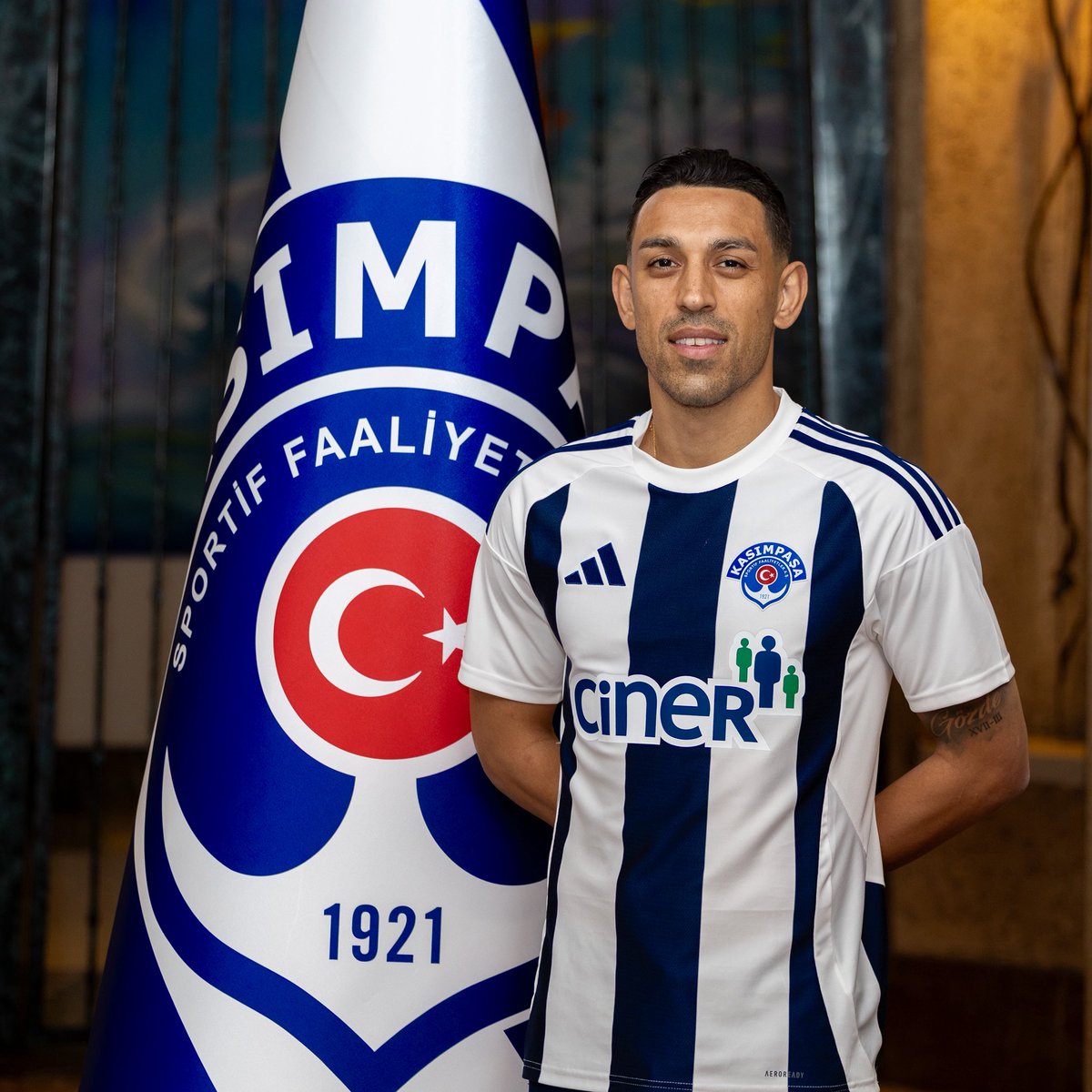FenerPlus_'s tweet photo. 16 yıl sonra Şampiyonlar Ligine katılan Fenerbahçe’nin, Aston Villa maçını tamamladığı orta saha ikilisi:

Geçen sezon kiralık olarak Kasımpaşa’da forma giyen İrfan Can Kahveci ve küme düşen Karagümrük futbolcusu Bartuğ Elmaz.

#AVLvFB https://t.co/XkPoRLoQHI
