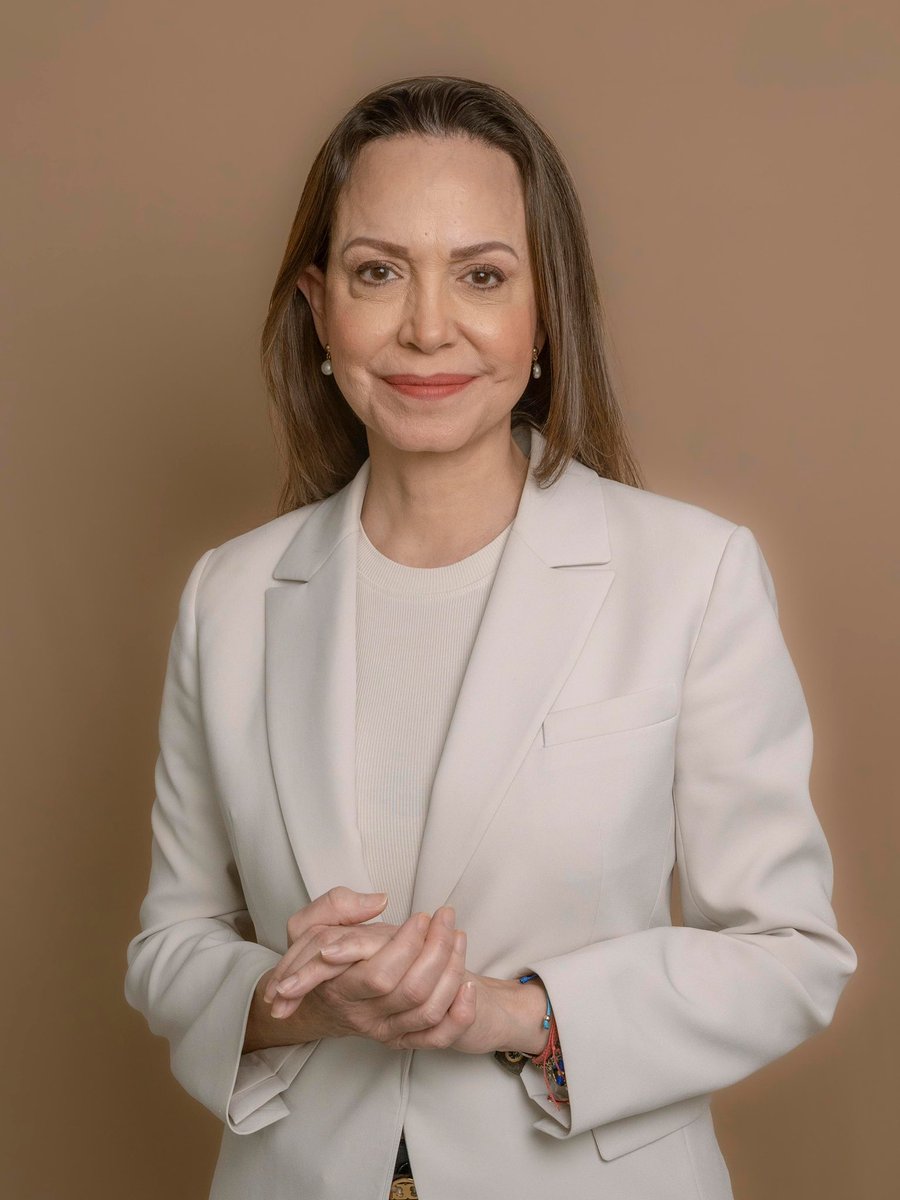 SantiagoRafa11's tweet photo. 🇻🇪 María Corina Machado (@MariaCorinaYA) recibirá el título de Doctora Honoris Causa de la Universidad Siglo 21, en Argentina, la máxima distinción académica que otorga la institución. El reconocimiento se entregará el próximo 5 de noviembre, durante el 9.º Congreso Internacional Innova Educa 21, en Córdoba, donde la líder venezolana participará de manera virtual.

“Su trayectoria es un testimonio de liderazgo cívico, resiliencia y compromiso inclaudicable con los derechos humanos”, destacó la universidad, que también resaltó su defensa de las libertades fundamentales y su compromiso con una transición pacífica en Venezuela. Una nueva distinción internacional para la ganadora del Premio Nobel de la Paz 2025 y referente de la lucha por la democracia venezolana.
